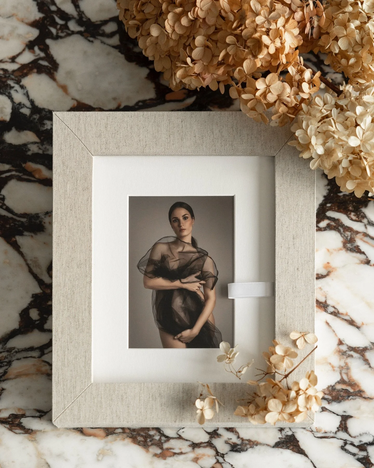 Sie ist da! Unsere neue Signature Passepartout Box - noch luxuri&ouml;ser, noch ikonischer, noch &auml;sthetischer 🤌🏻🤌🏻🤌🏻.

Mit viel Liebe aus cremefarbenem Leinen in Italien handgefertigt, pr&auml;sentiert sie archivfeste Fine-Art-Prints in ed