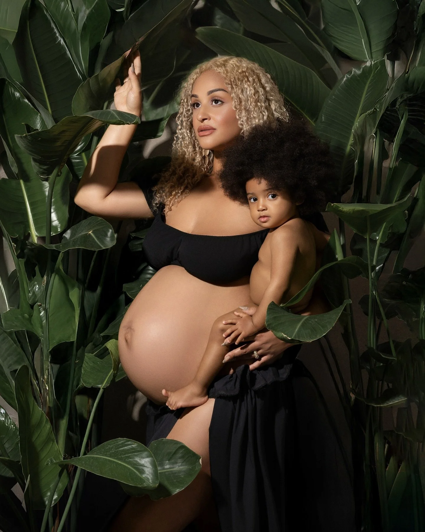 Wenn man mit ein paar Zimmerpflanzen das Studio in einen Dschungel verwandelt&hellip;

______________________________________________

When you turn your studio into a jungle with a few indoor plants...

Power-Duo @cococorrahofficial &amp; Baby O. 💓