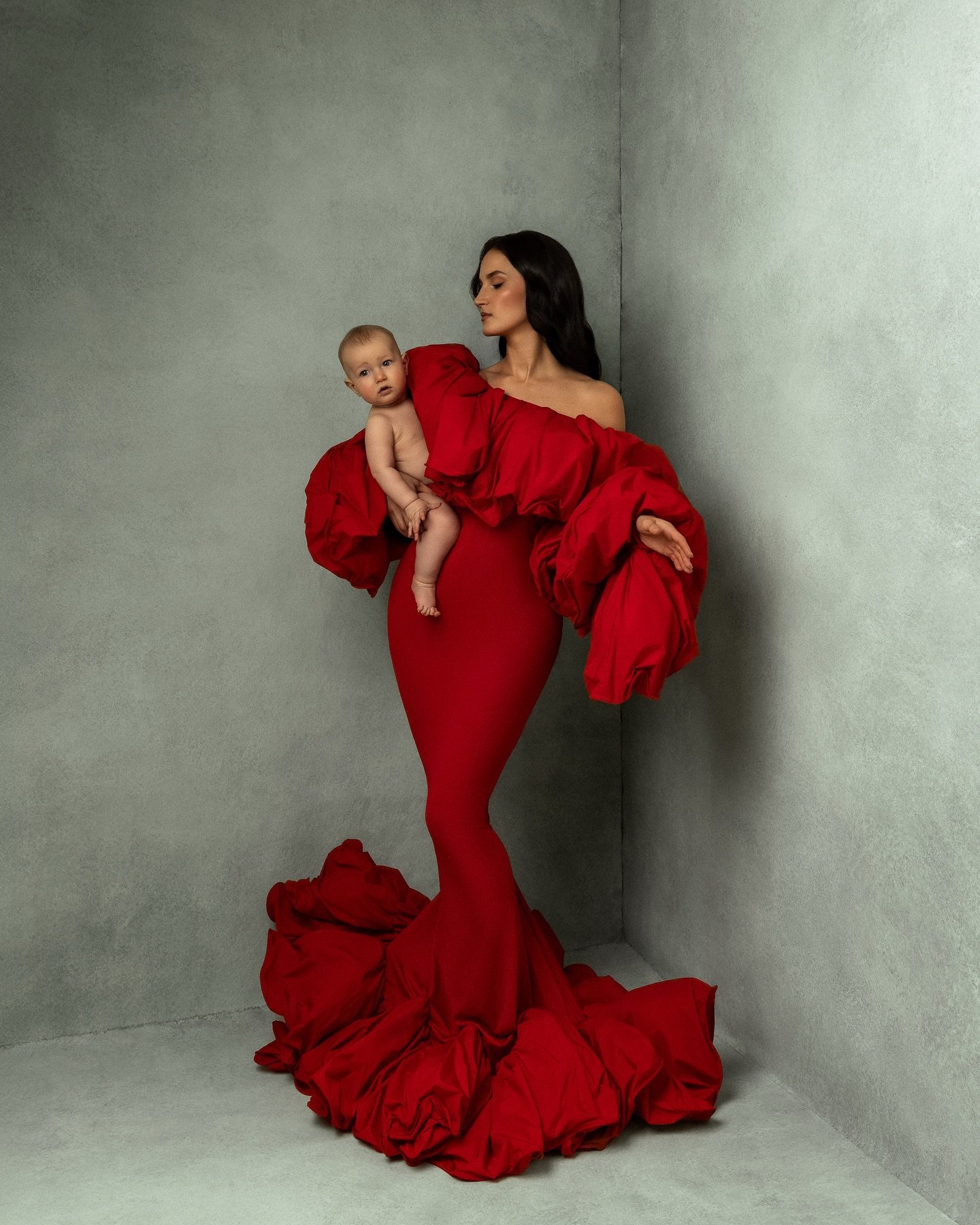 Dieses neue Kleid in meiner Sammlung hat etwas auf seinen ersten Einsatz warten m&uuml;ssen, bis der perfekte Moment kam. Dann stimmte aber alles: Eine mutige, hinrei&szlig;ende Mama, ein kooperatives Baby, eine Hallo-wir-sind-hier-bei-der-Vogue-Pose