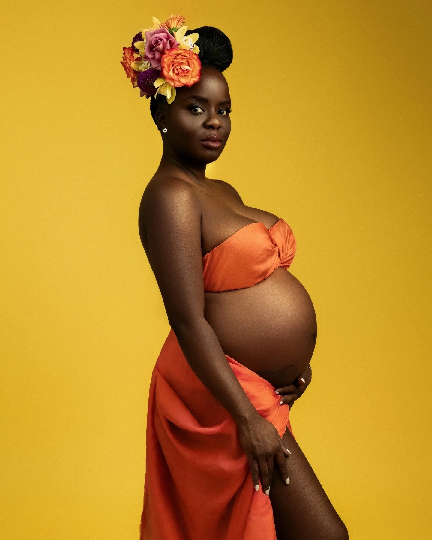 Diese Kundin wollte f&uuml;r ihr Shooting &bdquo;alles, au&szlig;er Minimalismus&ldquo;.

Also bekam sie Farbe, Opulenz und eine B&uuml;hne f&uuml;r ihre Weiblichkeit.

Ein kanariengelber Hintergrund wurde eigens ausgew&auml;hlt. Blumen wurden aufges