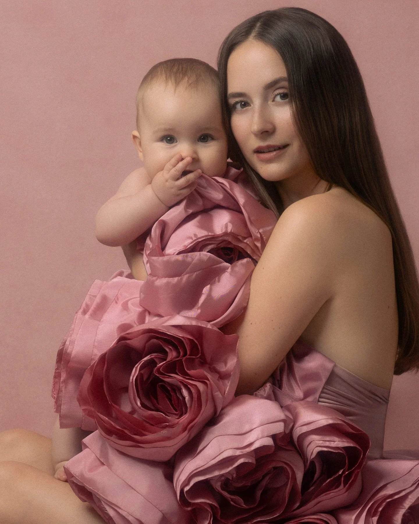 Wie niedlich ist dieser neue Mommy&amp;Me-Partner-Rosenlook?

_____________________________________________

How cute is this new Mommy&amp;Me partner rose look?

Rose cape &amp; baby body @matusenko.store
Camera @canonemeapro 
Lighting @profoto 
Bac