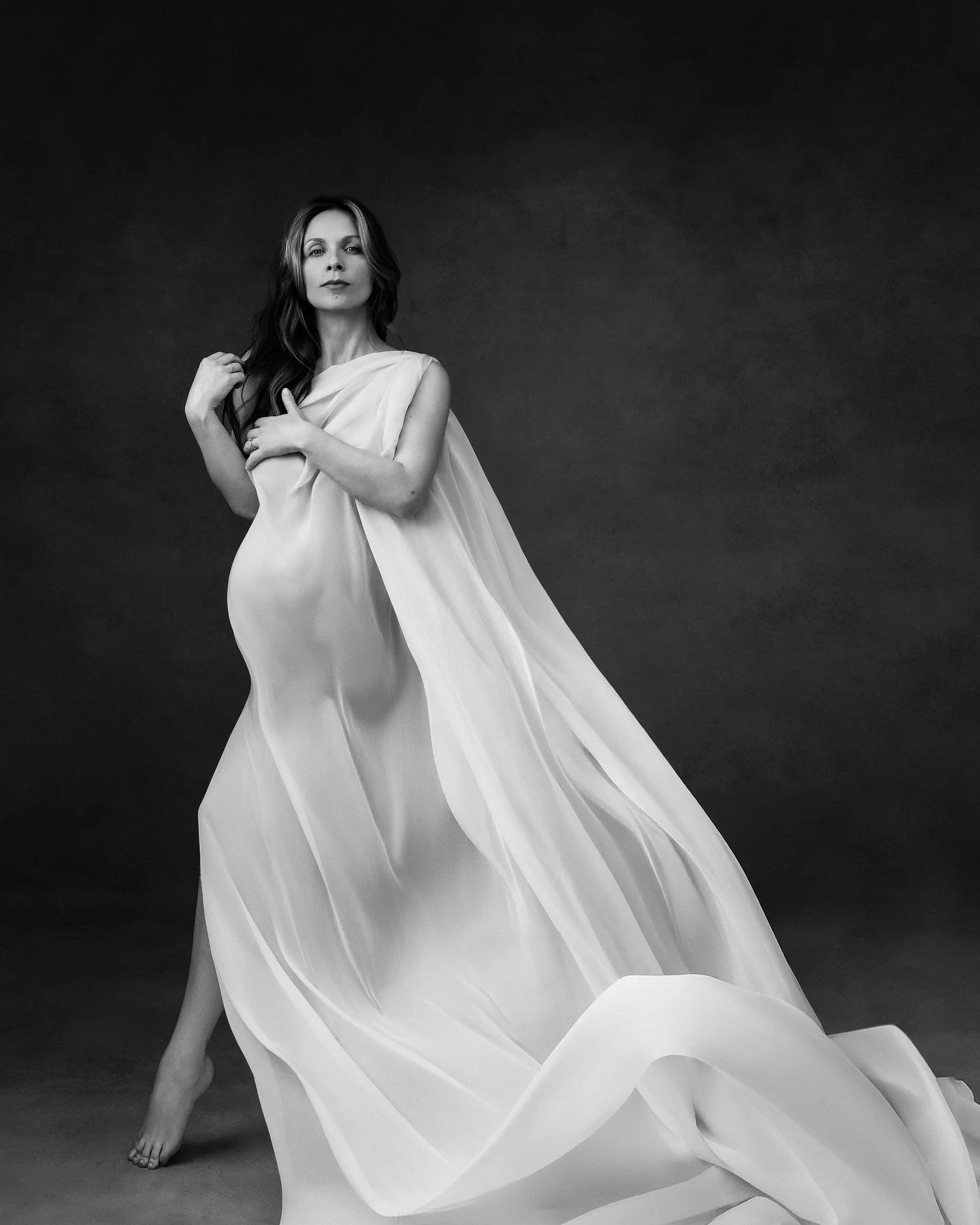 Stark, sch&ouml;n, schwanger ✨
________________________

Strong, beautiful, pregnant ✨

Camera @canonemeapro 
Lighting @profoto @profotosharethelight 
Backdrop @zoombackdrops 

#lenaschneiderstudio #babybauchshooting #morethanaphotoshoot #flyingsilk 