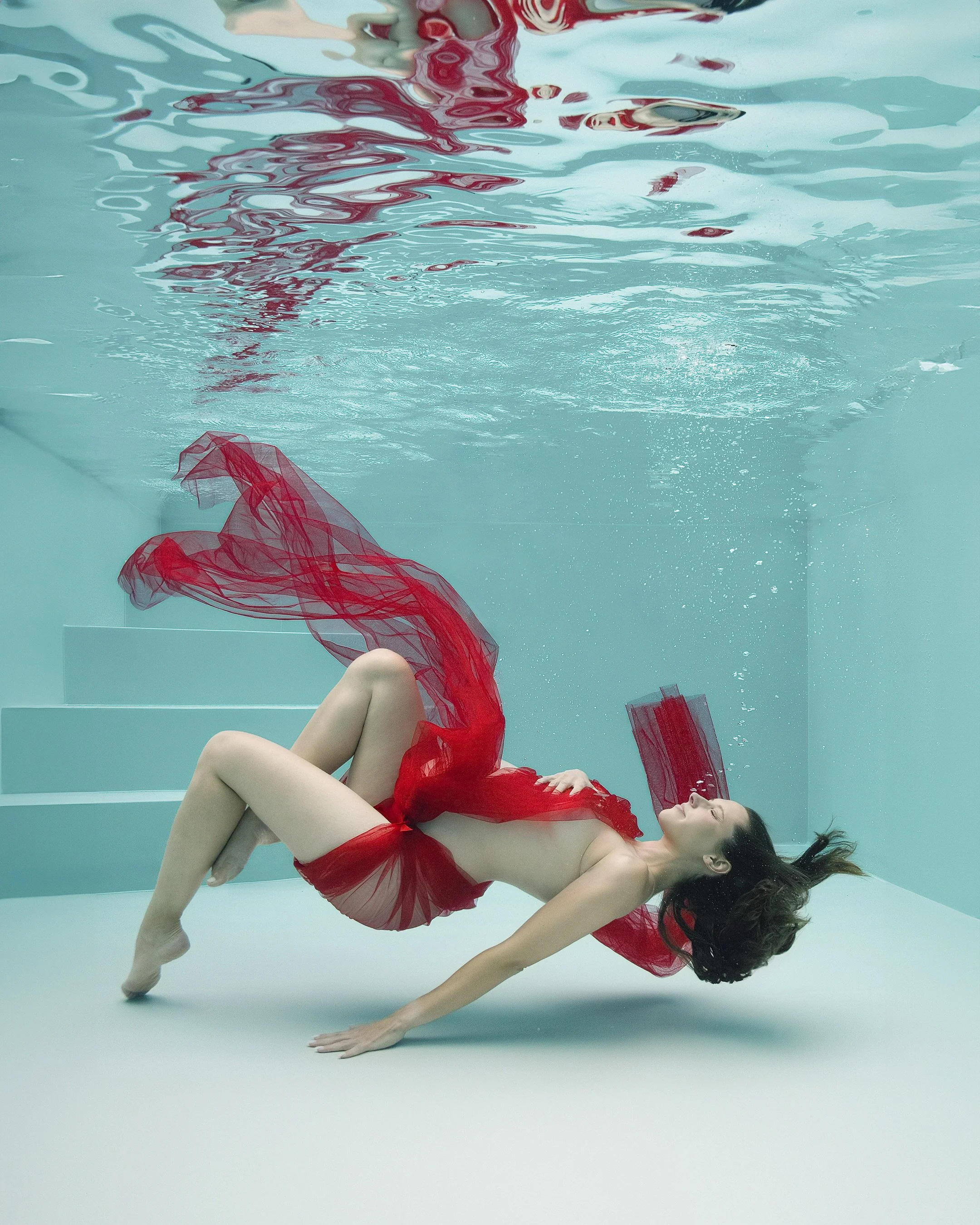 Schwanger und schwerelos 🫧
__________________________

Pregnant and weightless 🫧

#unterwassershooting #schwangerschaftunterwasser #underwatermaternityphotography #lenaschneiderstudio #babybauchshooting