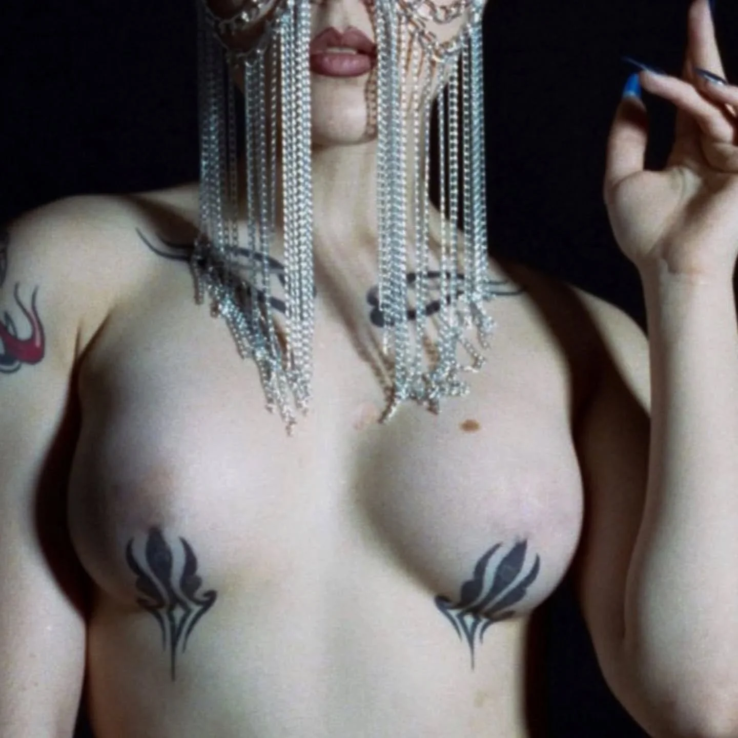 T&eacute;tons cicatris&eacute;s sur l'incroyable @krisss.mara 

📷 @philippine_dejoussineau 
Et les bijoux sont de @_bouli_z 

C'est toujours un bonheur de recevoir des photos d'aussi grande qualit&eacute; et de vous voir vivre vos meilleures vies av