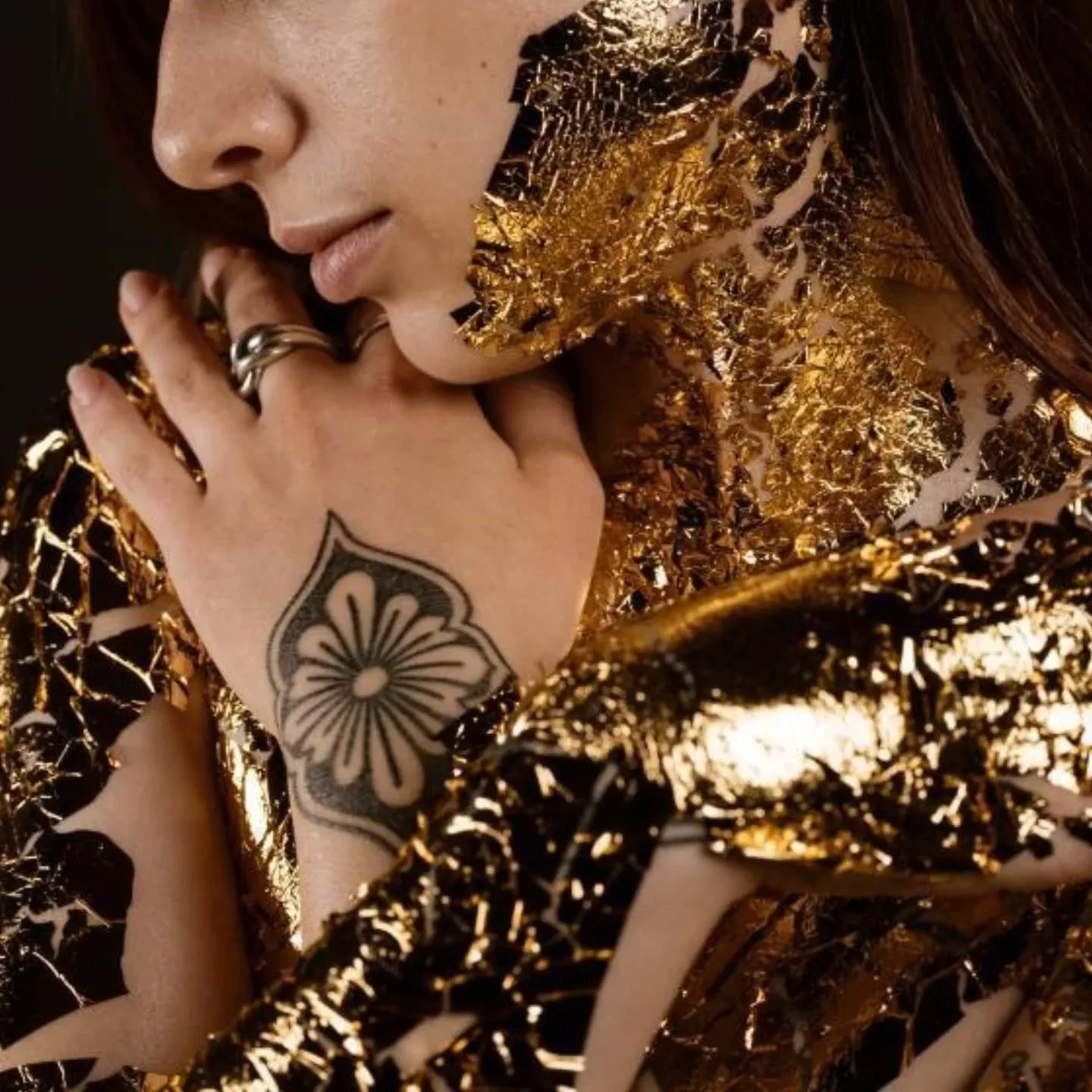 Toujours un bonheur de recevoir des photos pro de vos tattoos ✨
Je suis trop sauc&eacute;e parce que j'adore le dor&eacute; et le rendu de la feuille d'or en photo

Main cicatris&eacute;e de @laureen_pnr par le_regard_de_alex

Merci beaucoup &agrave;
