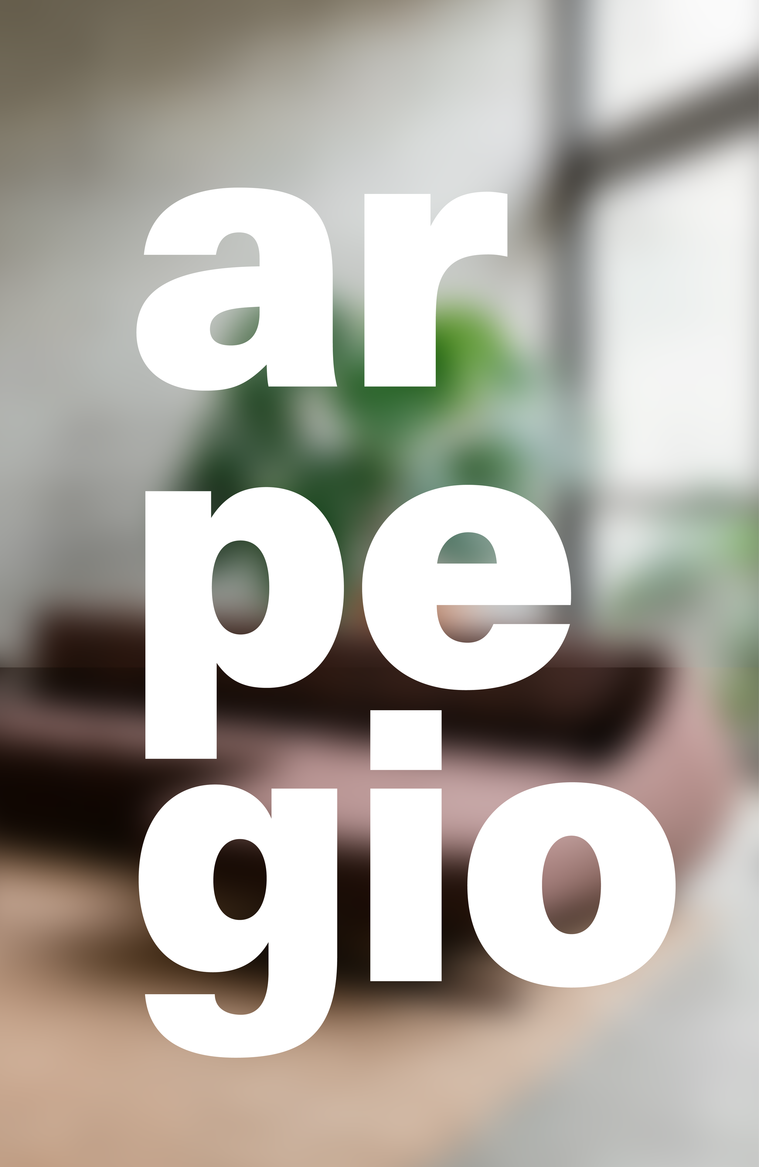 Texto em destaque 'arpeggio' sobre uma planta em uma janela ao fundo.