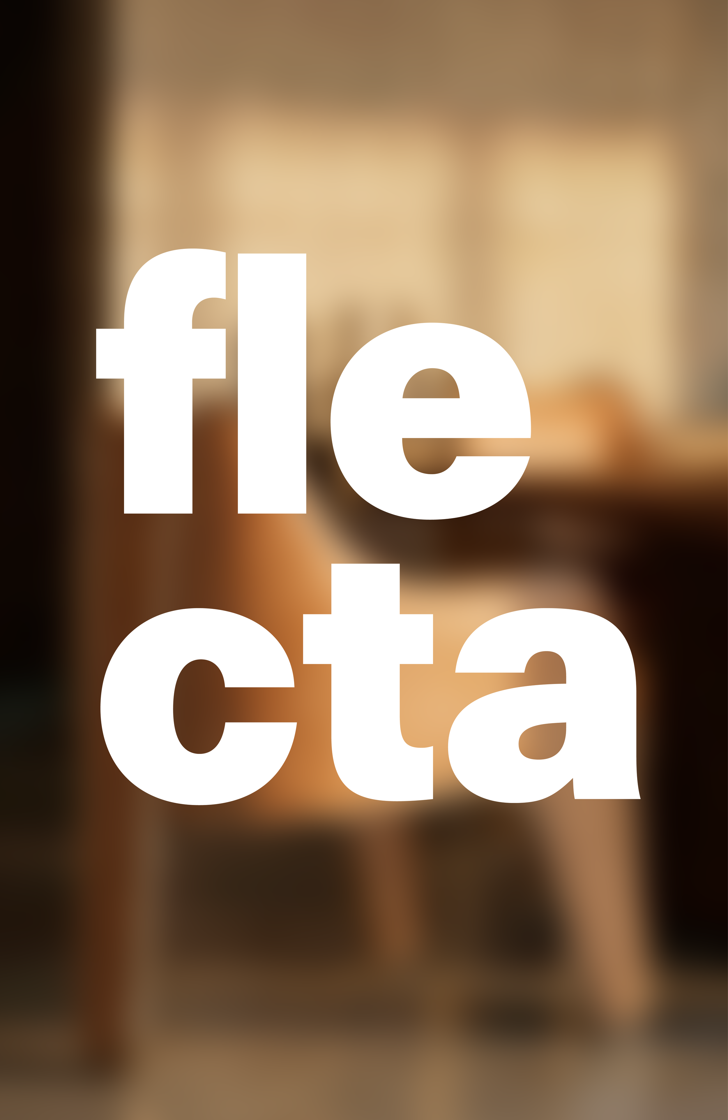 Texto grande que diz 'felicita' sobre uma parede ao fundo com móveis de madeira, desfocados.