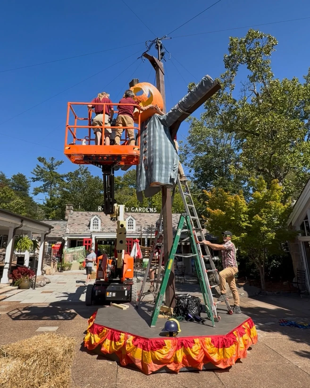 🎃✨ Enchanted Pumpkin Patch is HERE and we couldn&rsquo;t be more excited! 🎃🍂 A huge THANK YOU to our incredible teams who have poured so much hard work into creating this brand-new magical experience. 💛 Their dedication brings the gardens to life