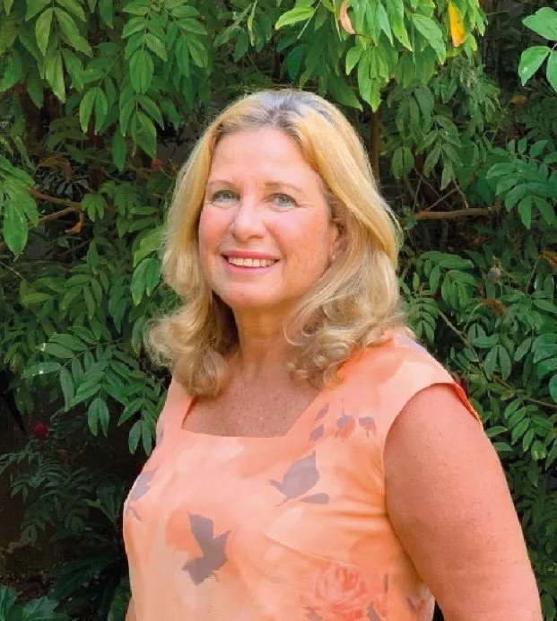 Foto de mujer rubia adulta