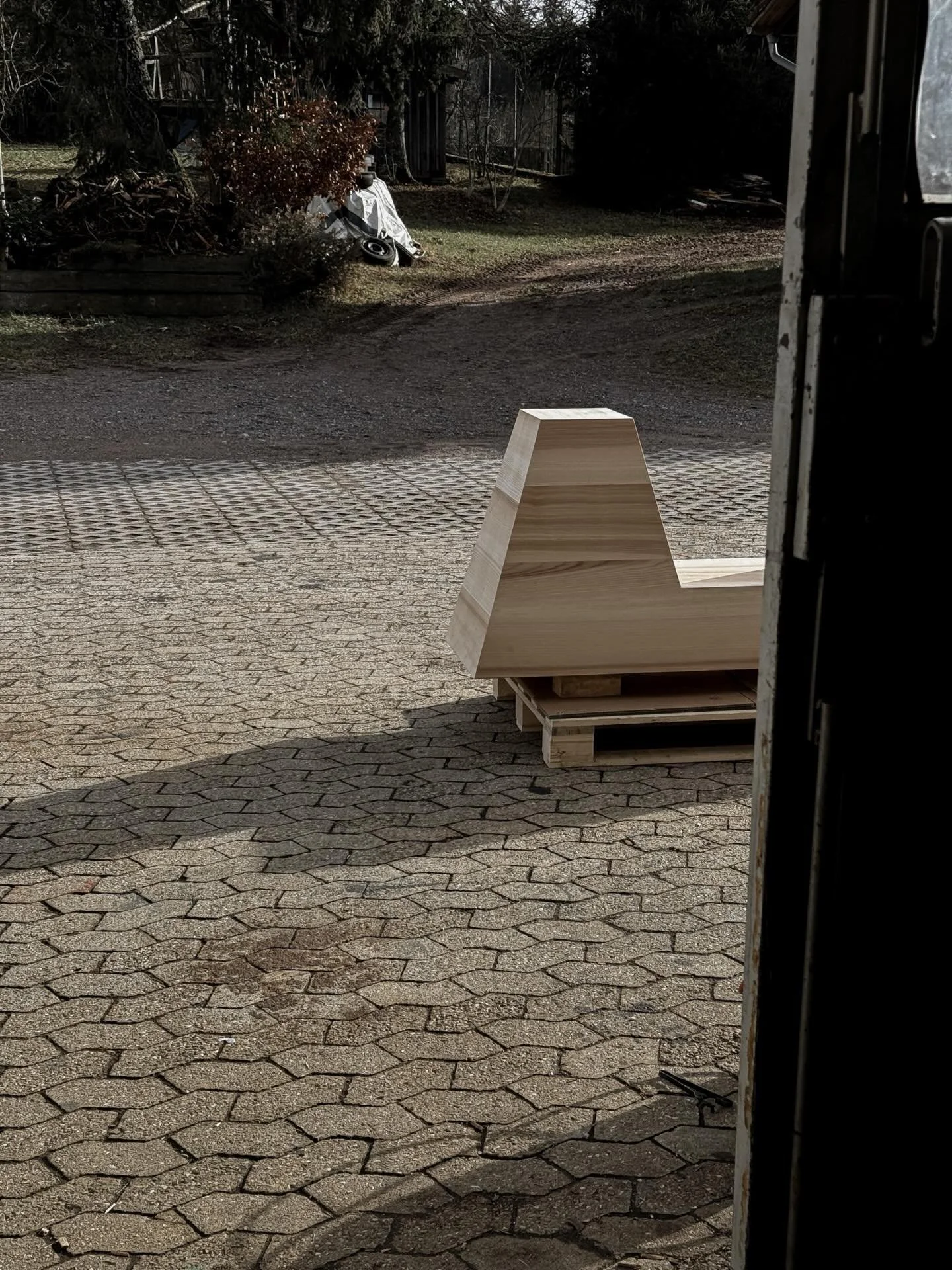 OKA | dining table

finest oak wood with a burnt and brushed surface

380 x 115 x 75 cm
149.6 x 45.3 x 29.5 inch

#eichkorn