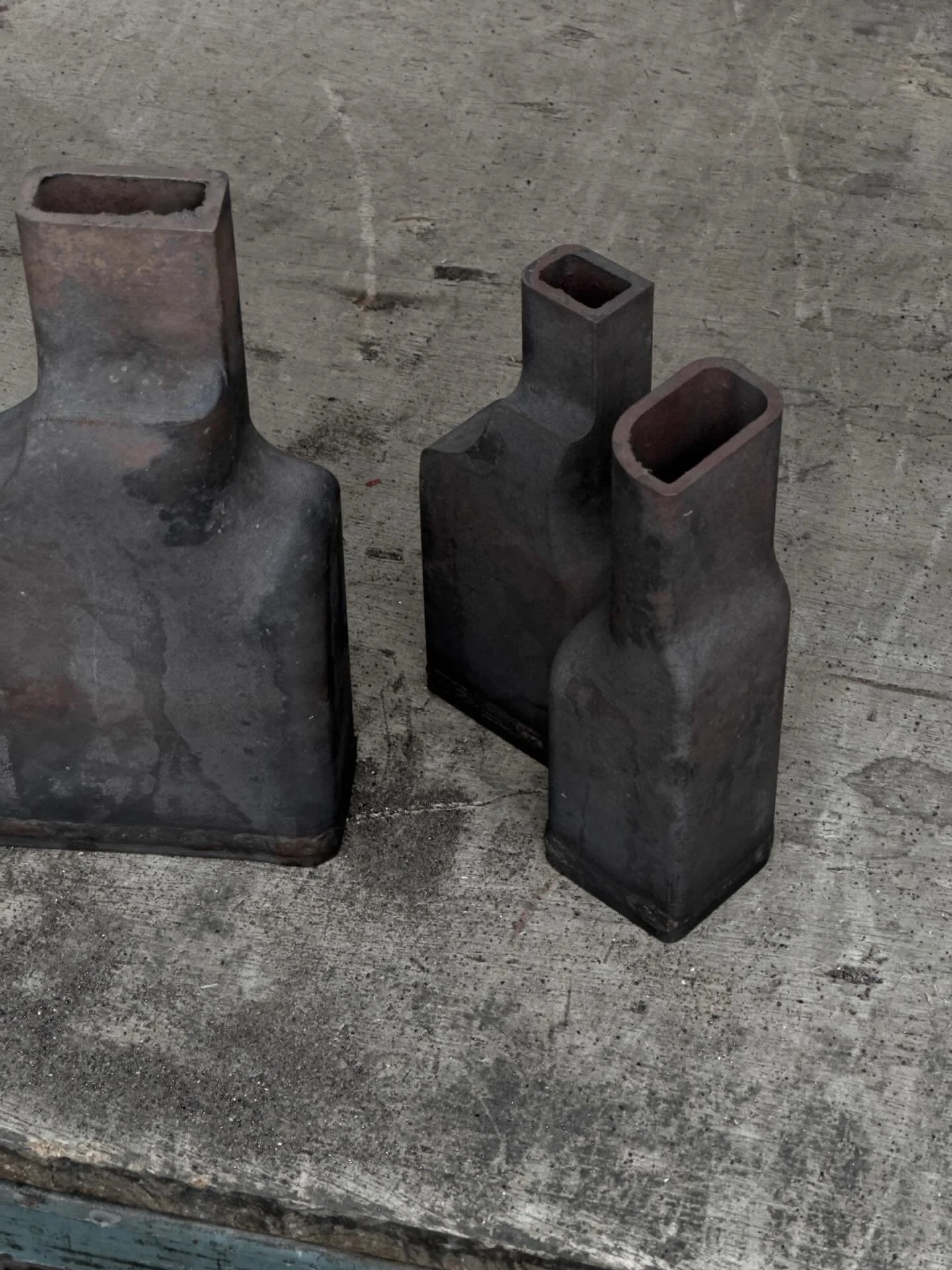 AMO | vase

cast &amp; patinated bronze object 
available in different patinas

12 x 5 x 21 cm
4.7 x 2 x 8.2 inch

#eichkorn