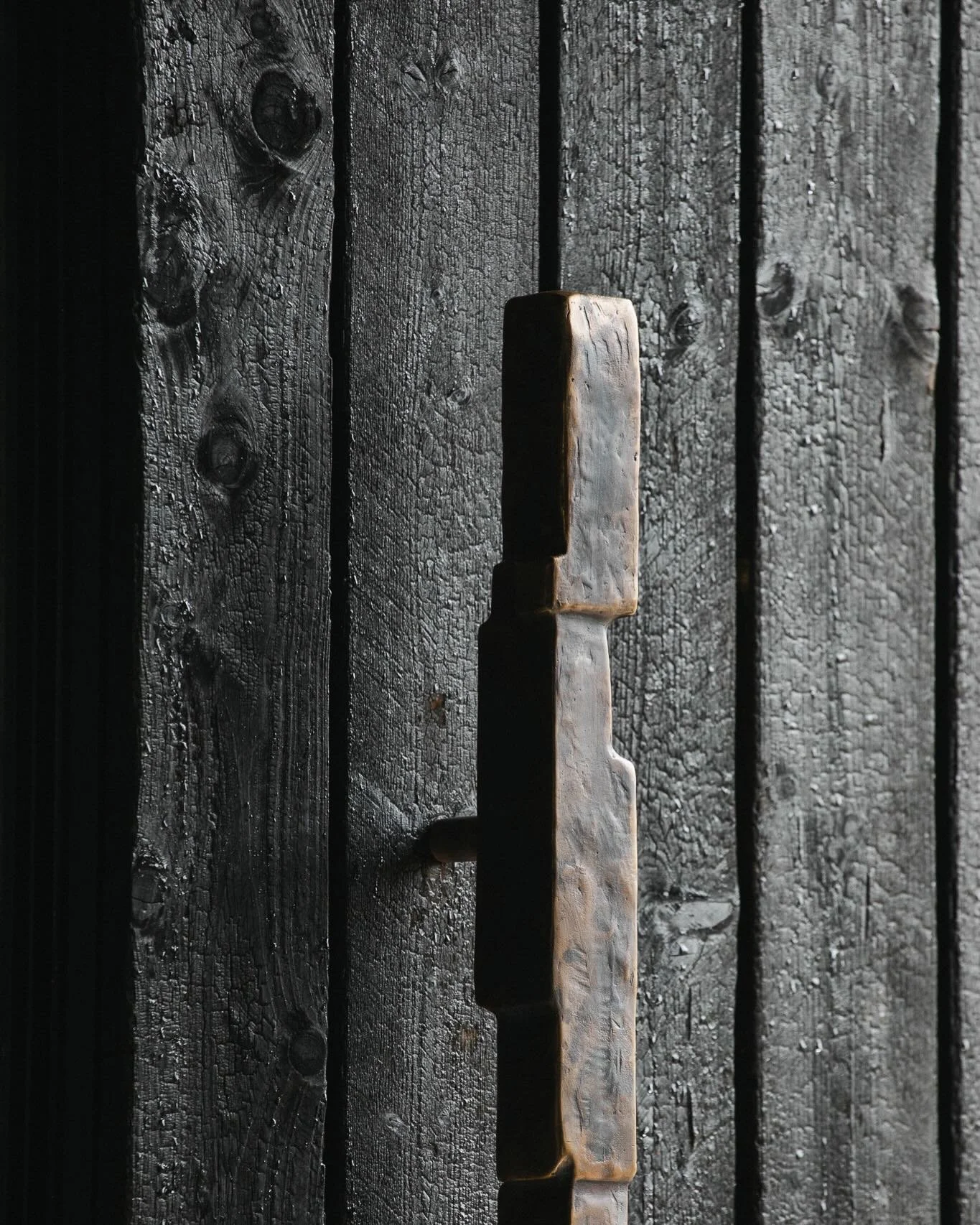 Custom bronze door handle for a raw burnt door from @comtuer

190 x 7 x 7 cm
74.8 x 2.75 x 2.75 inch

The length &amp; patina are customisable.

📷 by @josecamposphotographer 

#manufacture #furnitures #patina #handmade #craftsmanship handcrafted eic