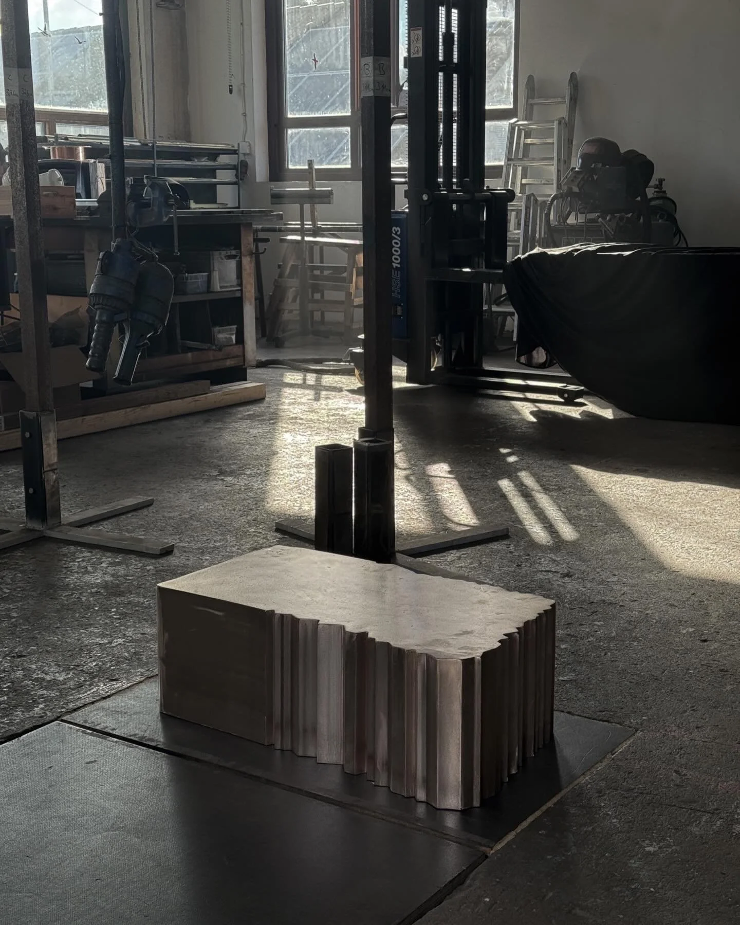 MAMO | sidetable

cast and patinated bronze 

79 x 47 x 28 cm
31.1 x 18.5 x 11 inch

#eichkorn