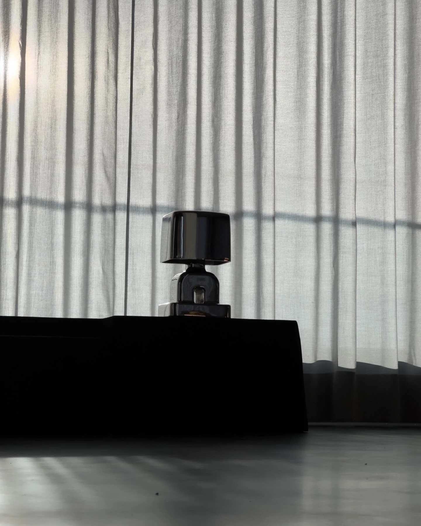 OMI | desk lamp

cast in bronze, handmade &amp; finished with nickel

20 x 16 x 33 cm
7.9 x 6.3 x 13 inch

#eichkorn