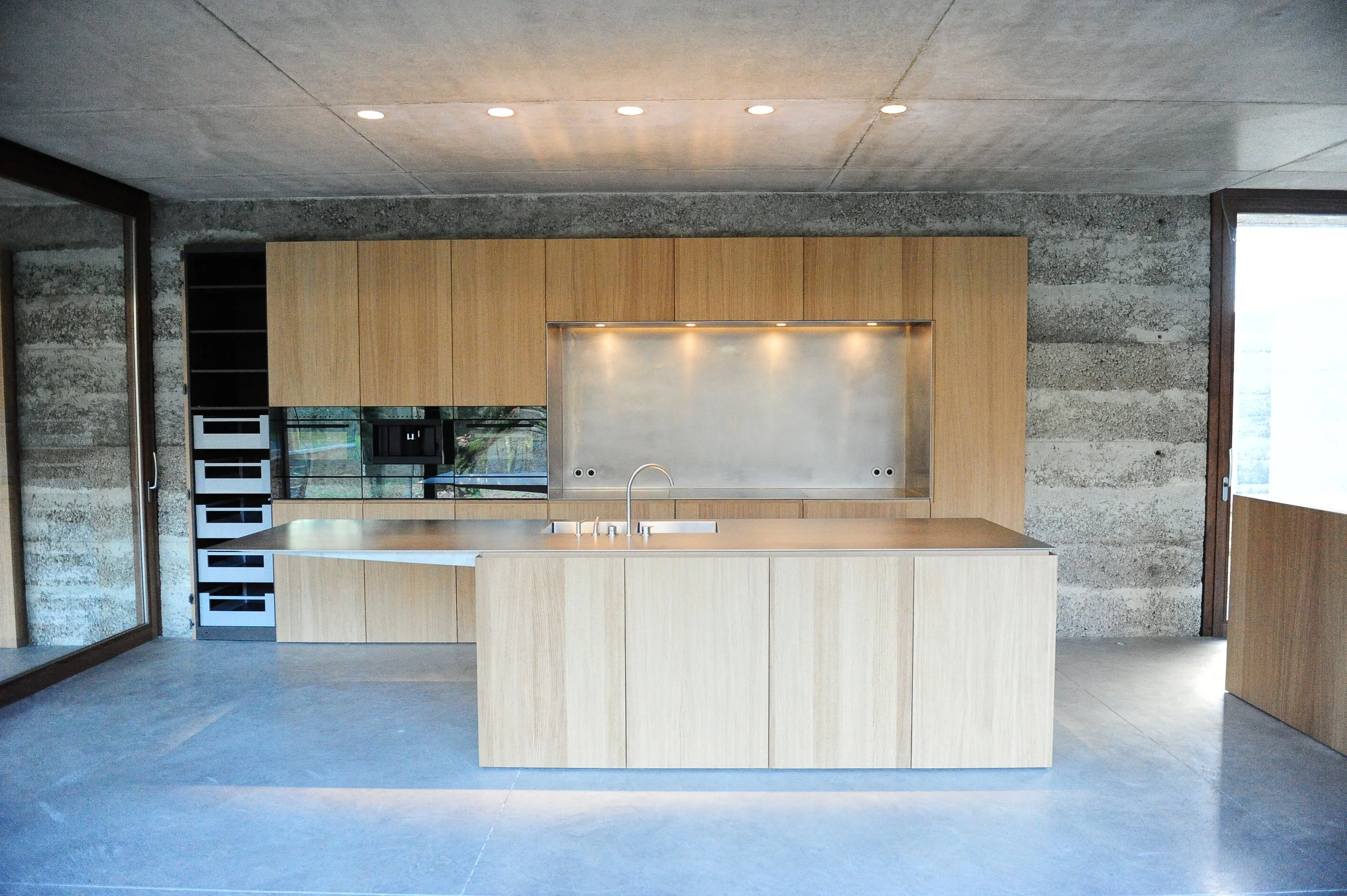 Cuisne ouverte, bois, béton, vitres, lumière