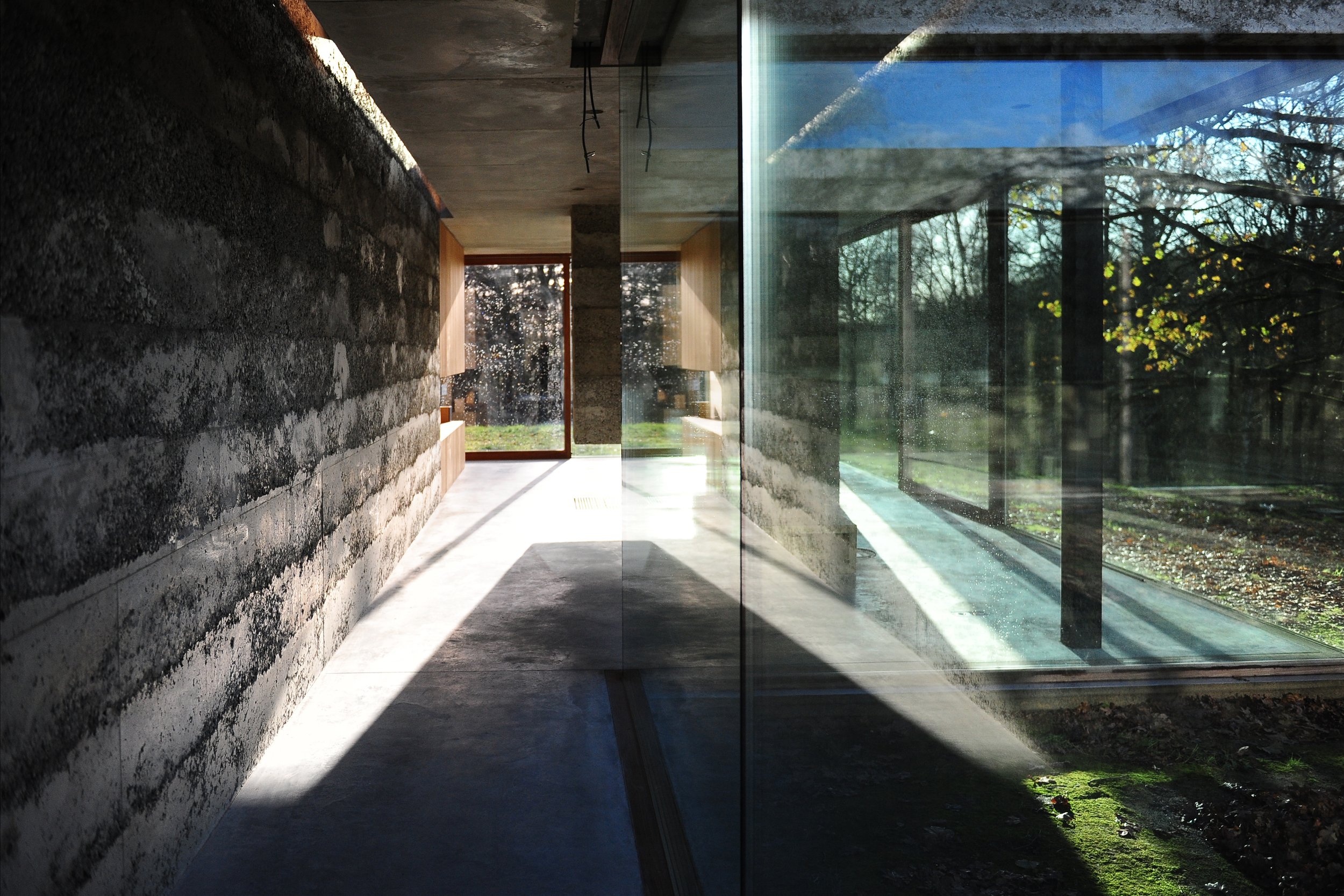 Couloir, béton, vitre 