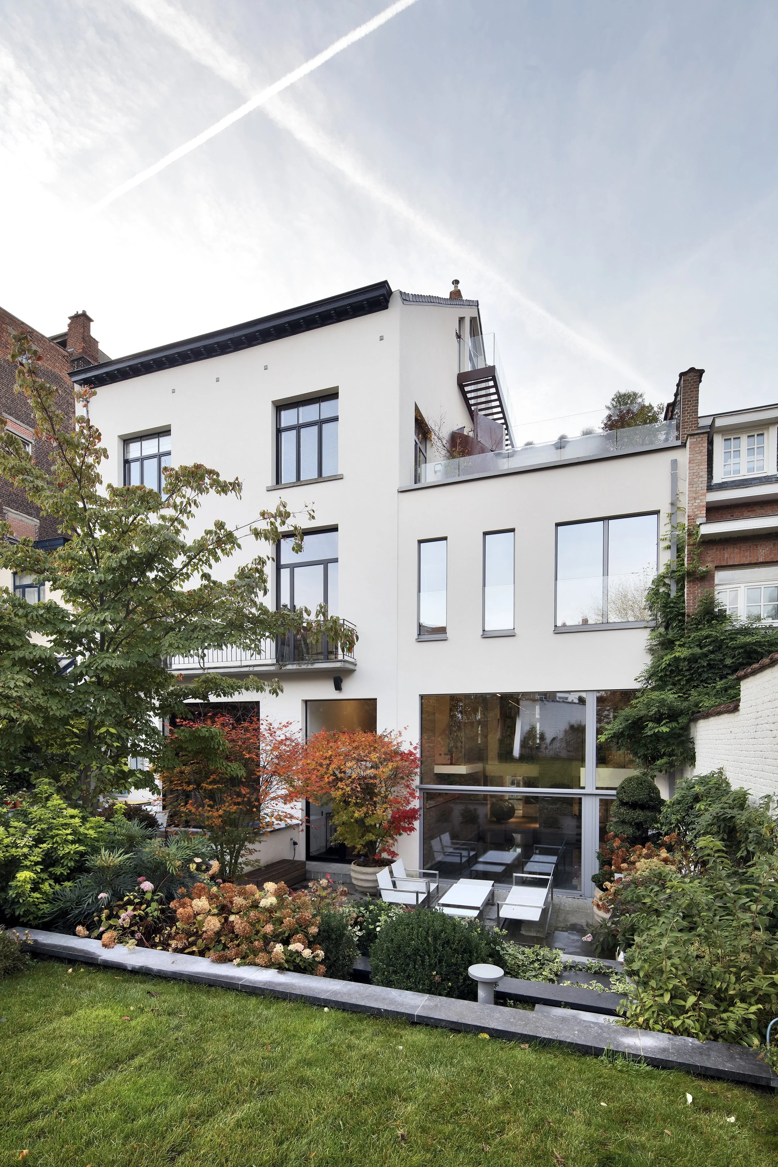 Facade, fenêtres, terrasse, jardin, étages, balcon