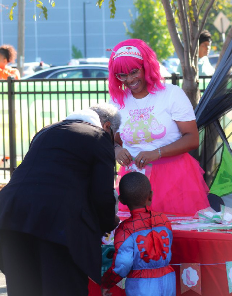 new-life-southeast-trunk-or-treat-candy-table-volunteer.png