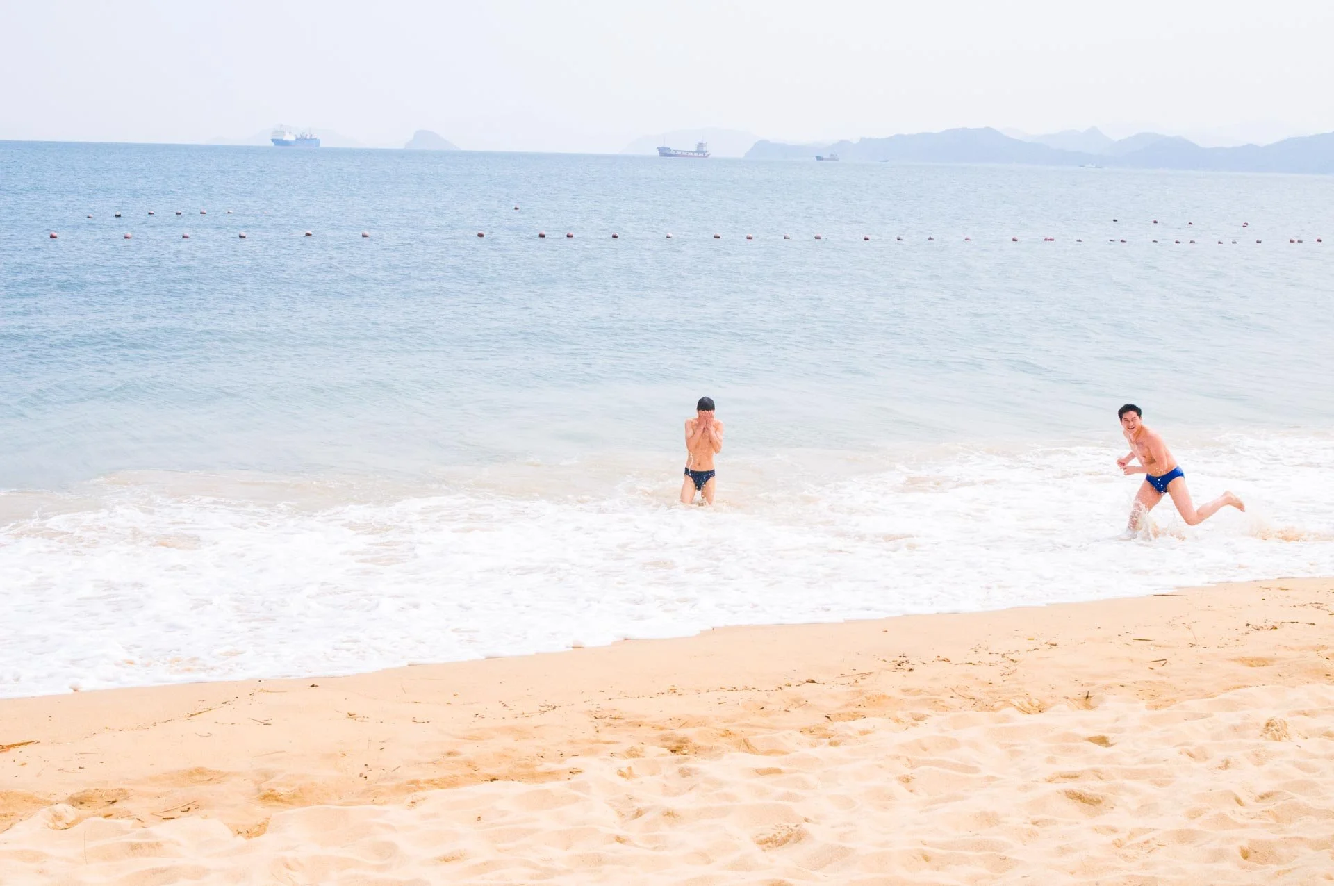 playing_in_the_waves_in_winter_DSC5758.jpg