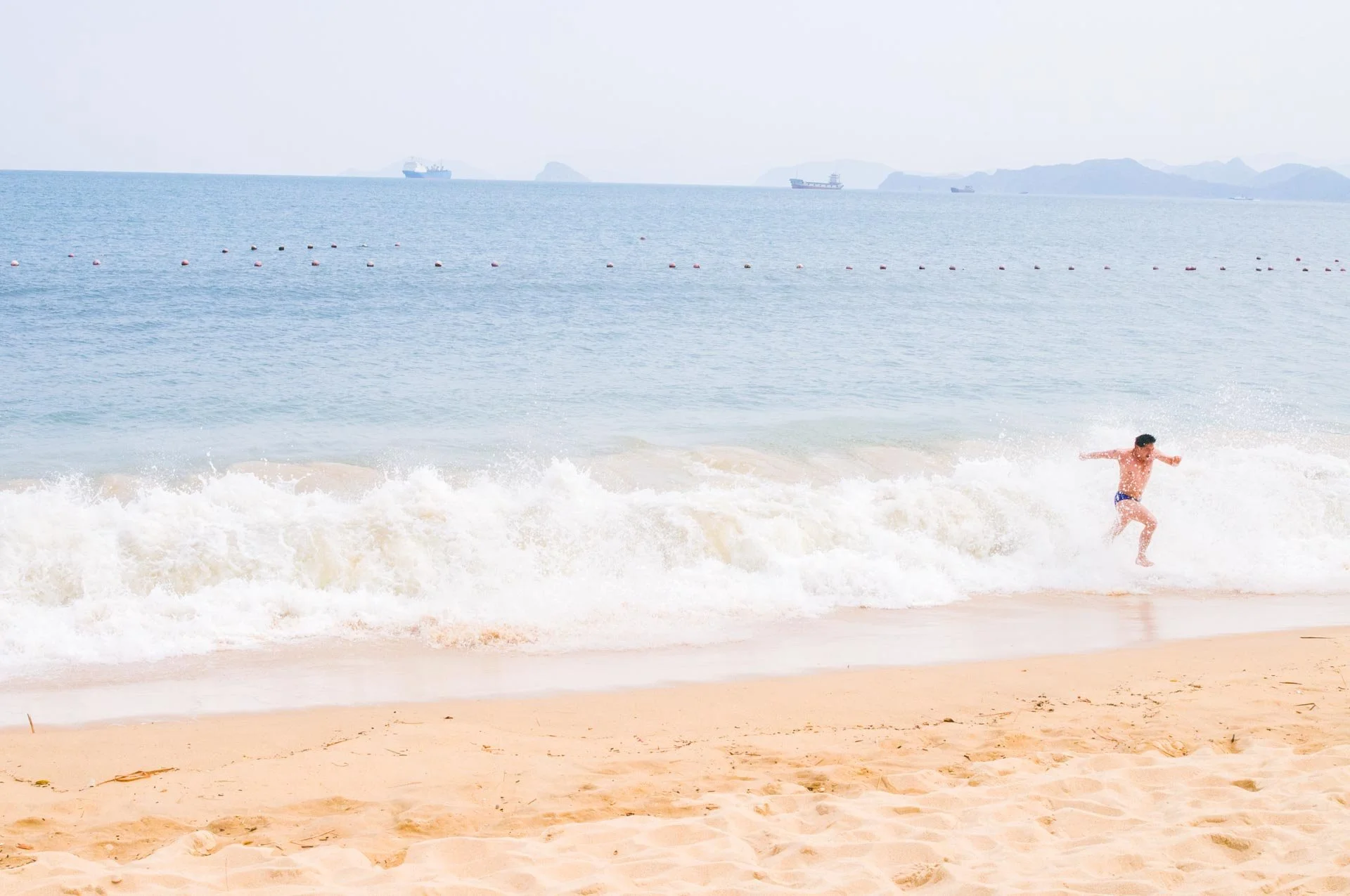 playing_in_the_waves_in_winter_DSC5755.jpg