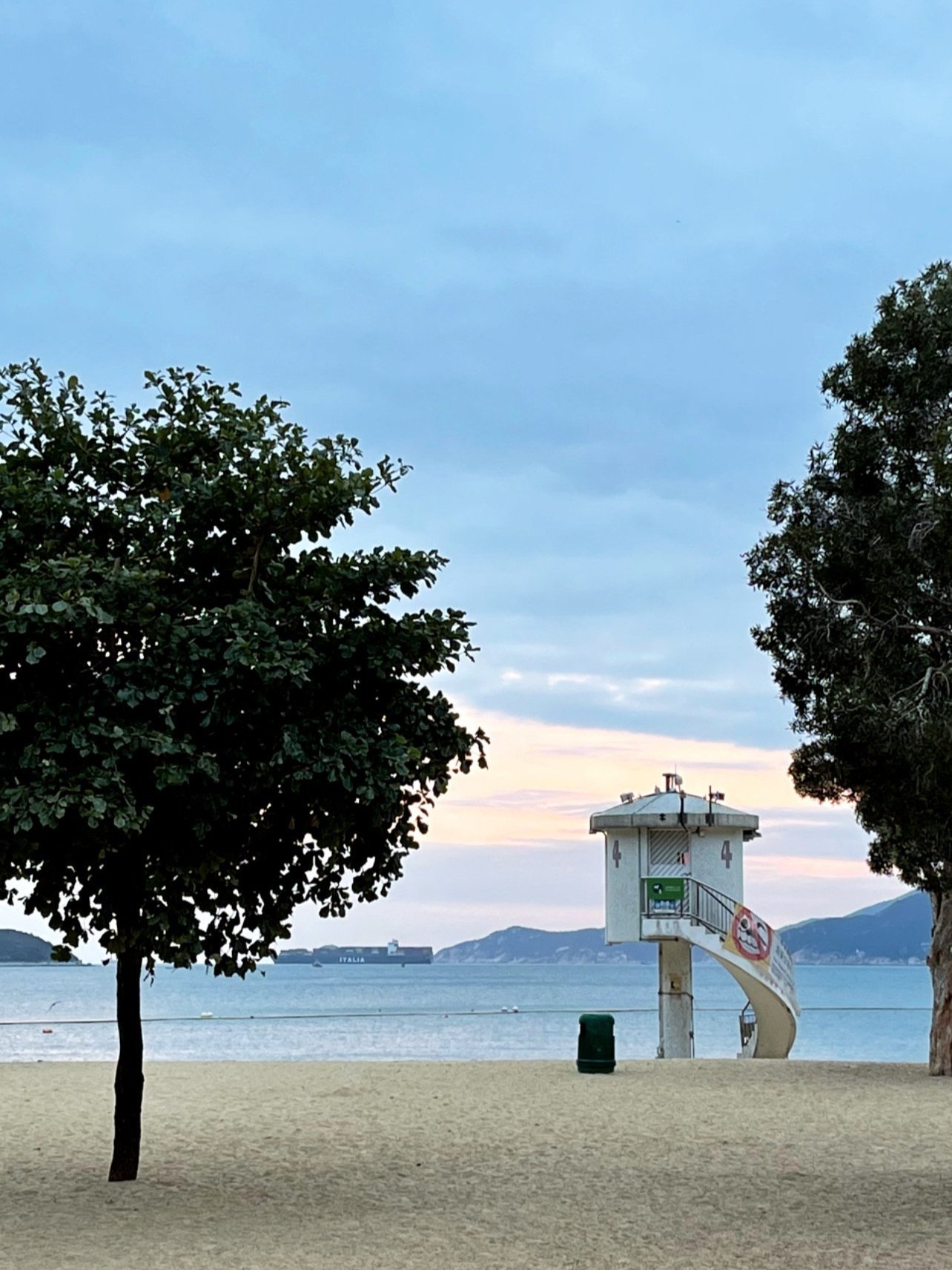 Repulse-Bay-beach.jpg
