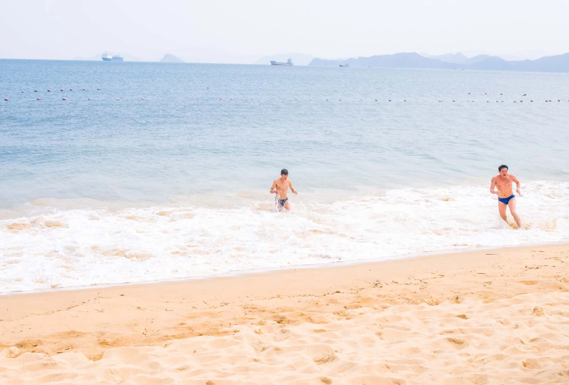 playing_in_the_waves_in_winter_DSC5757.jpg