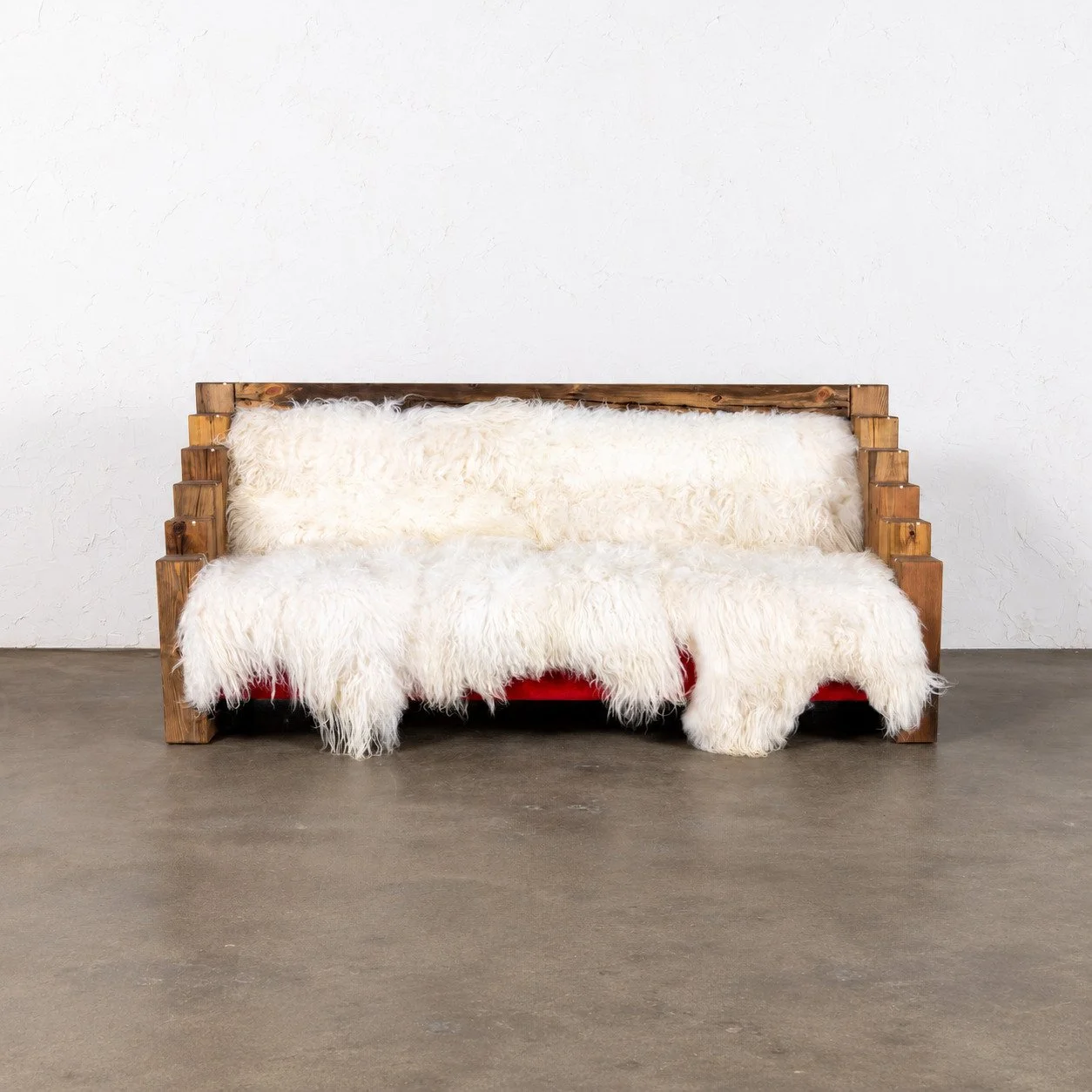 Peldaño Sofa by Nersi Nasseri: Front view of white lambskin and stepped oak frame