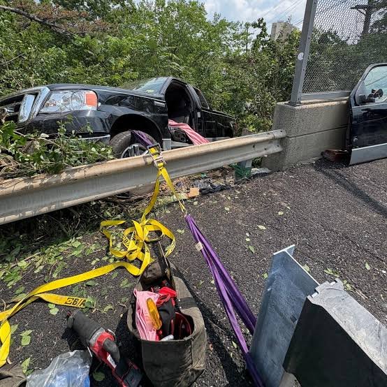 Una camioneta se salió de la carretera y chocó contra una barrera de seguridad; se trata de un accidente de tráfico en el que es importante determinar la culpa y la responsabilidad.