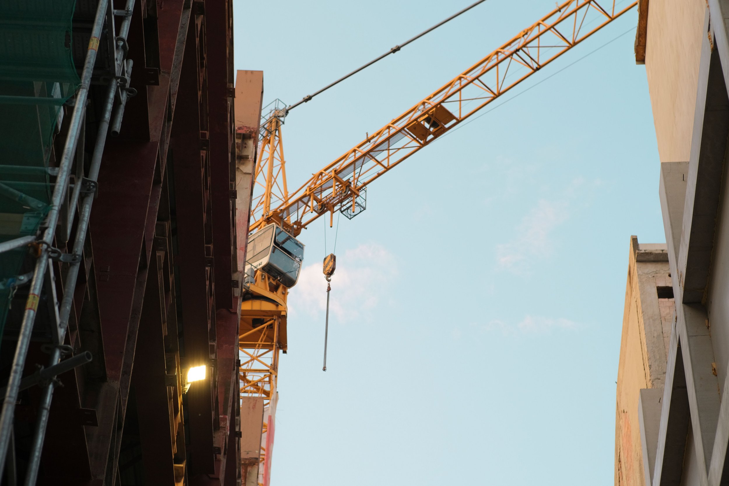 Tower crane at a construction site, a setting for construction injury claims in New Jersey