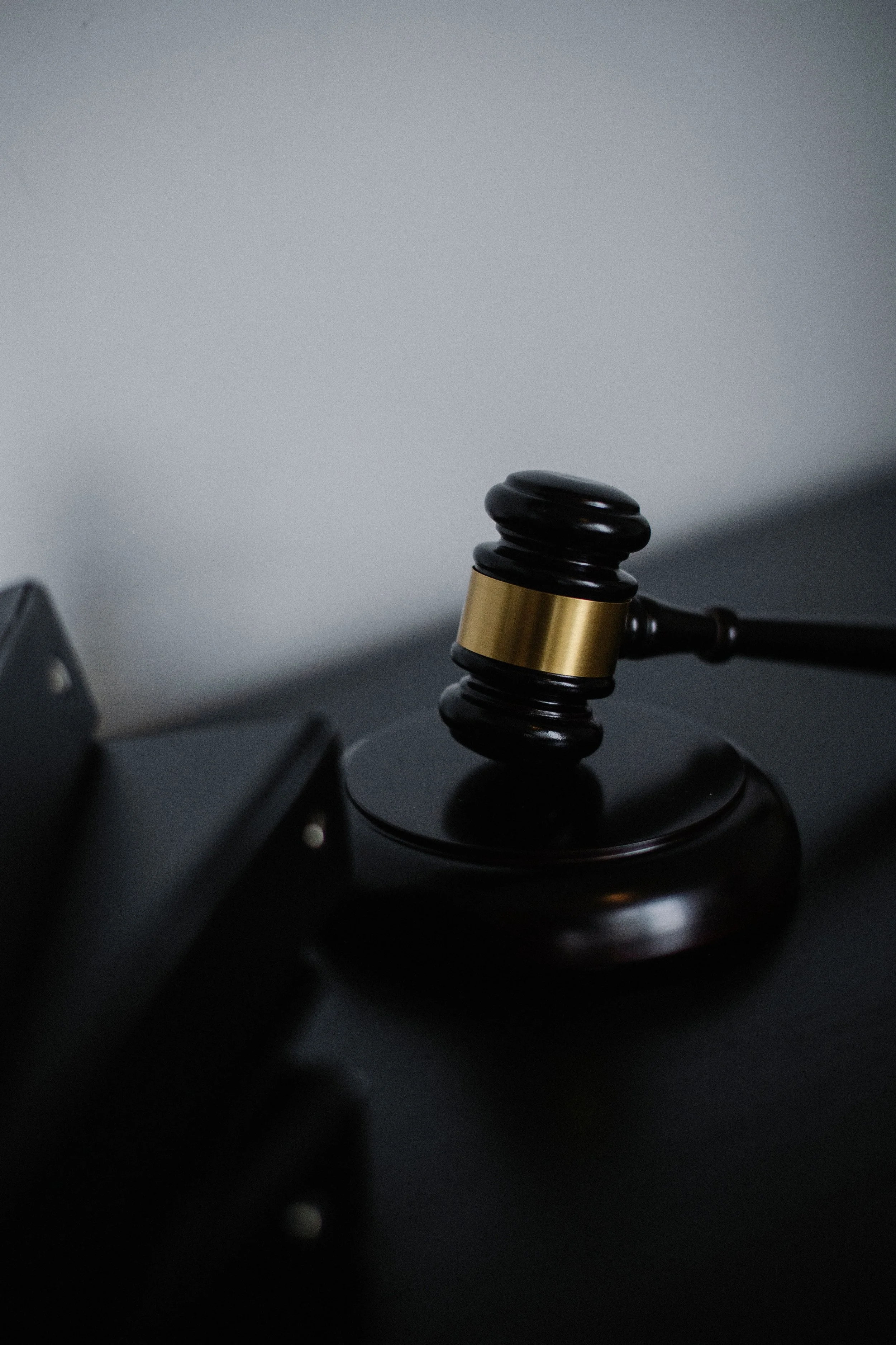 Gold legal gavel icon representing expert personal injury legal advice"