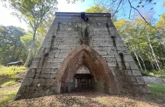 Un histórico horno de piedra entre los árboles, un lugar emblemático de Mine Hill (Nueva Jersey) en la comunidad local donde el bufete Barreto Law Firm ofrece asistencia jurídica