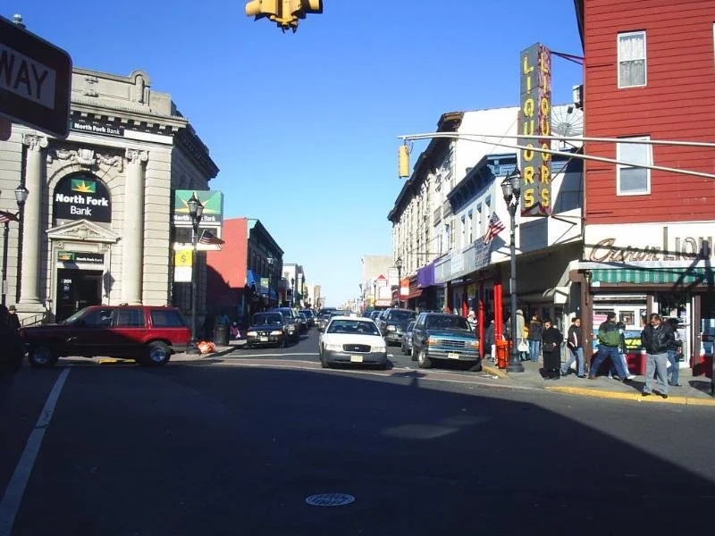 Una concurrida calle comercial con tiendas y peatones en Union City, Nueva Jersey, una localidad urbana en la que surgen cuestiones relacionadas con los daños personales.