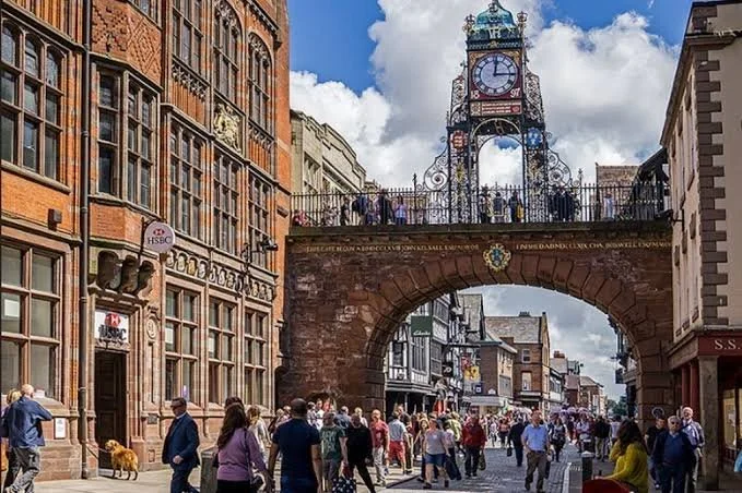 La histórica torre del reloj se alza sobre una concurrida calle peatonal, un entorno comunitario como aquellos a los que presta servicio el bufete de abogados Barreto.