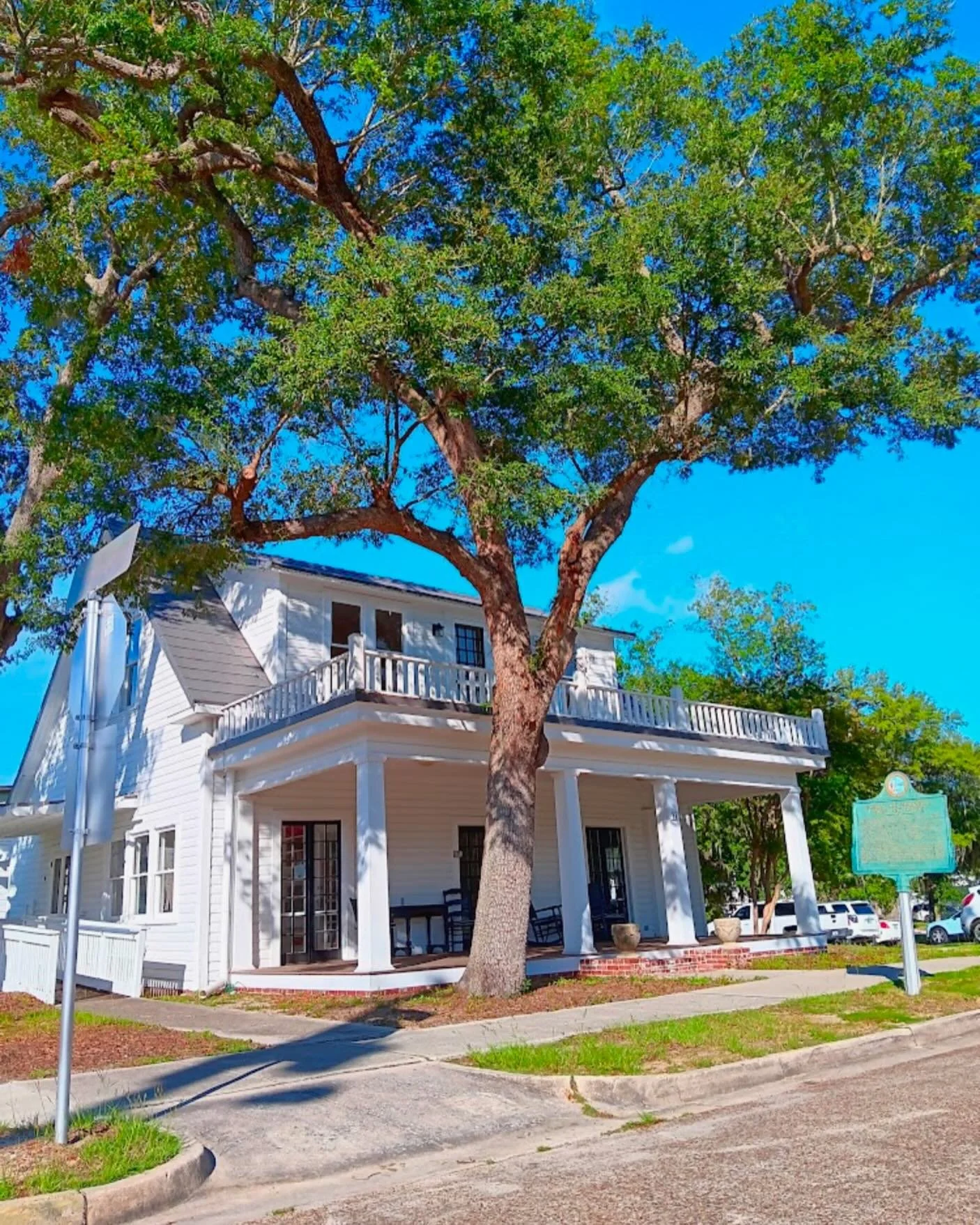 The most beautiful white custom paint job in downtown PC 🏡🤍 🌳