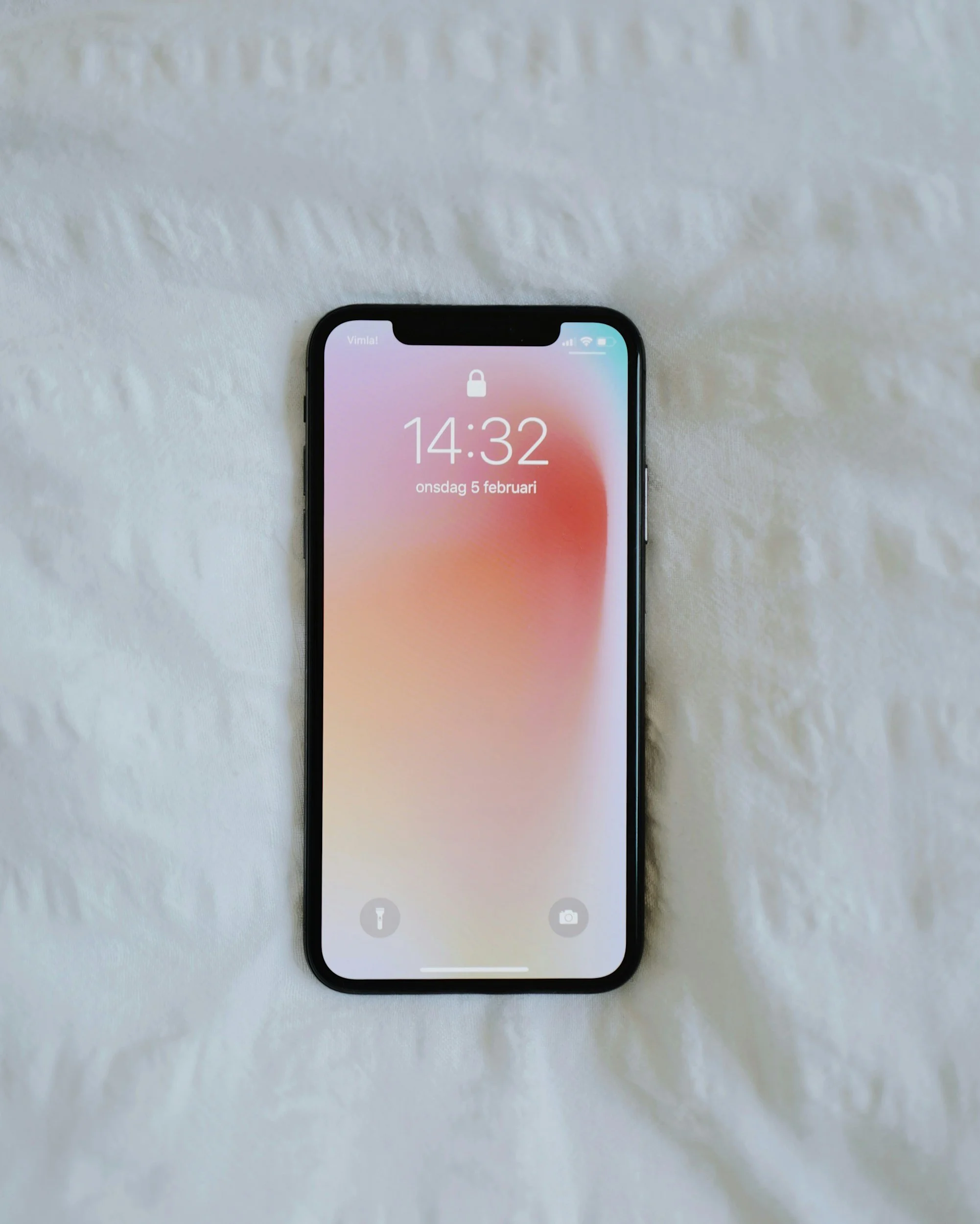 A smartphone appears with a time stamp of 14:32