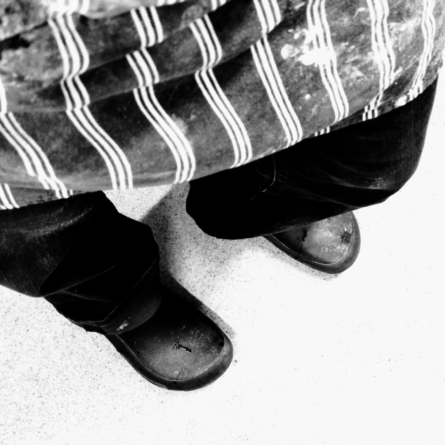 Pizzaiola in da hoose. 

#scottishsummer
#apron
#kitchencrocs
#dough