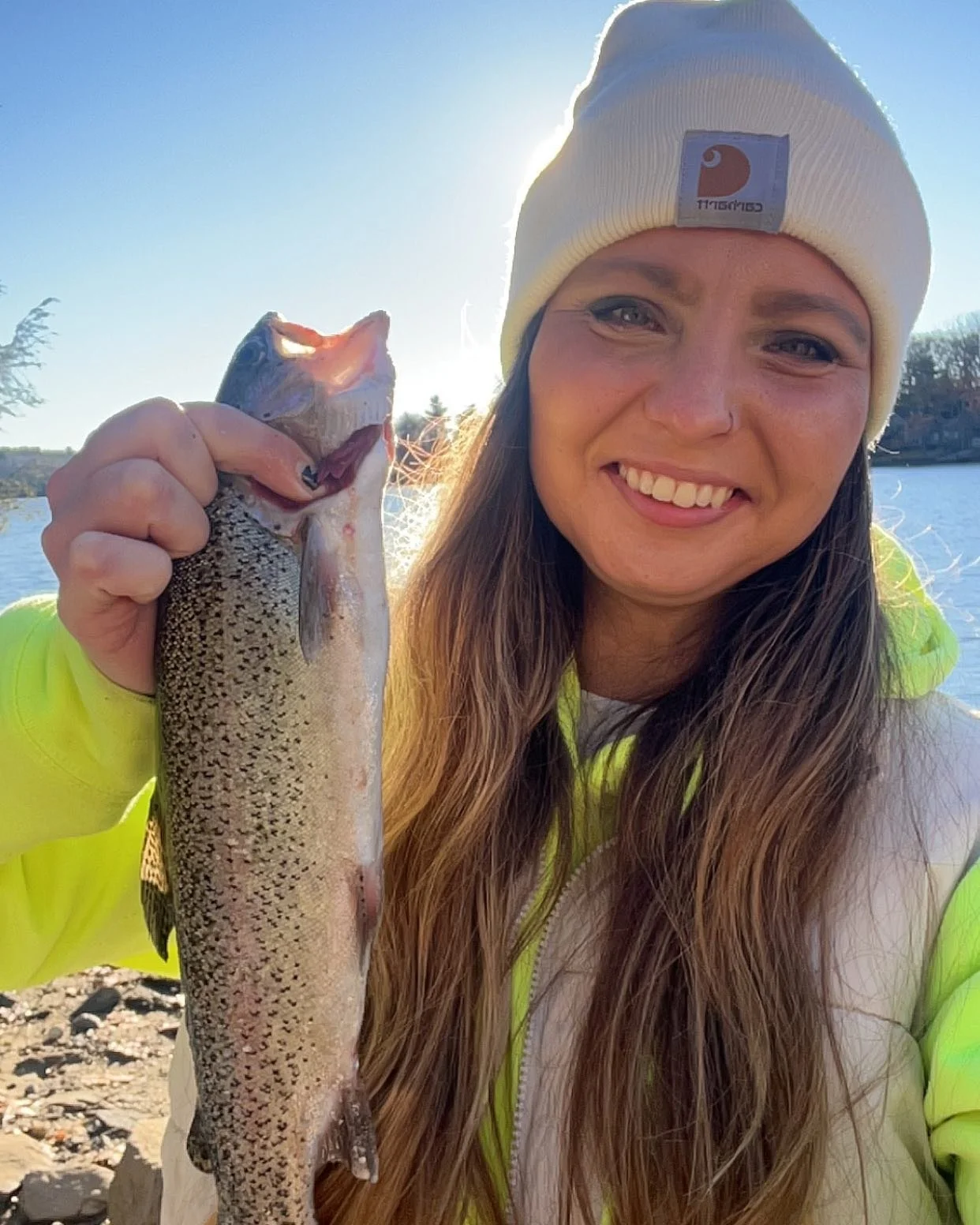 A little lasty eos Trout action 🎣👌🏻

#gonefishing 
#rainbowtrout 
#highvis