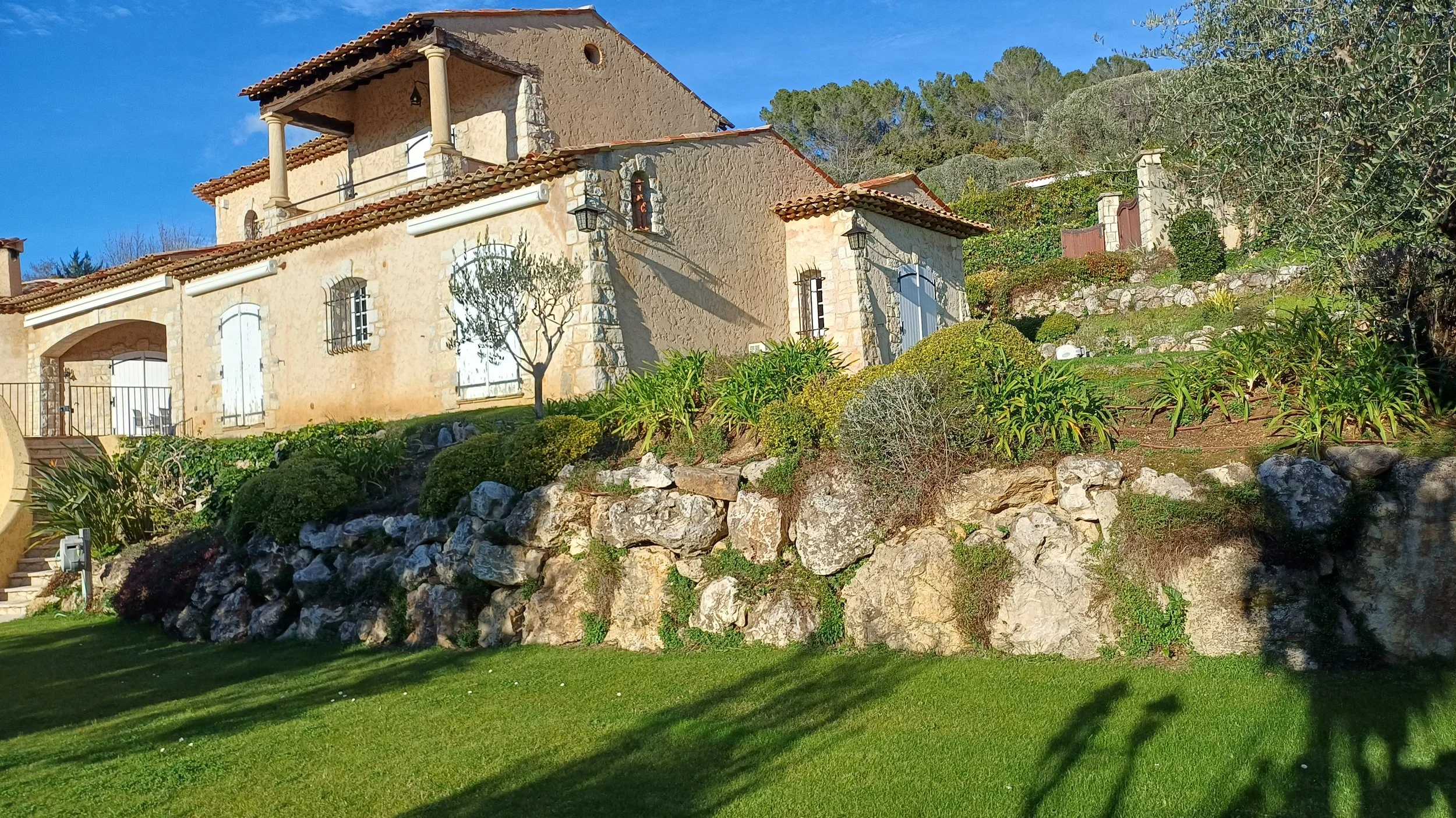 Jardinier à Antibes réalisant l'entretien d'un jardin de villa