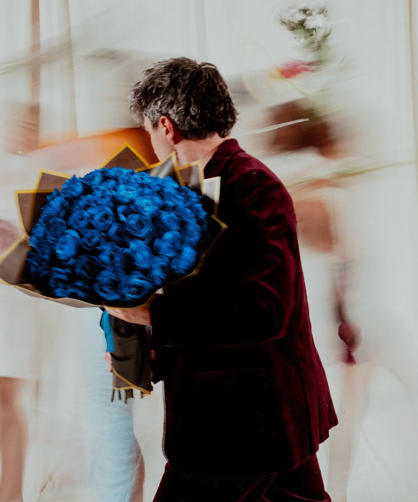 In hurry, to show his love to her&hellip;🌹