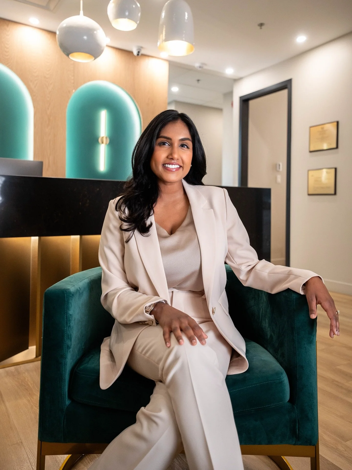 Confidence and elegance captured in a warm, modern setting!

@on.setagency 📸