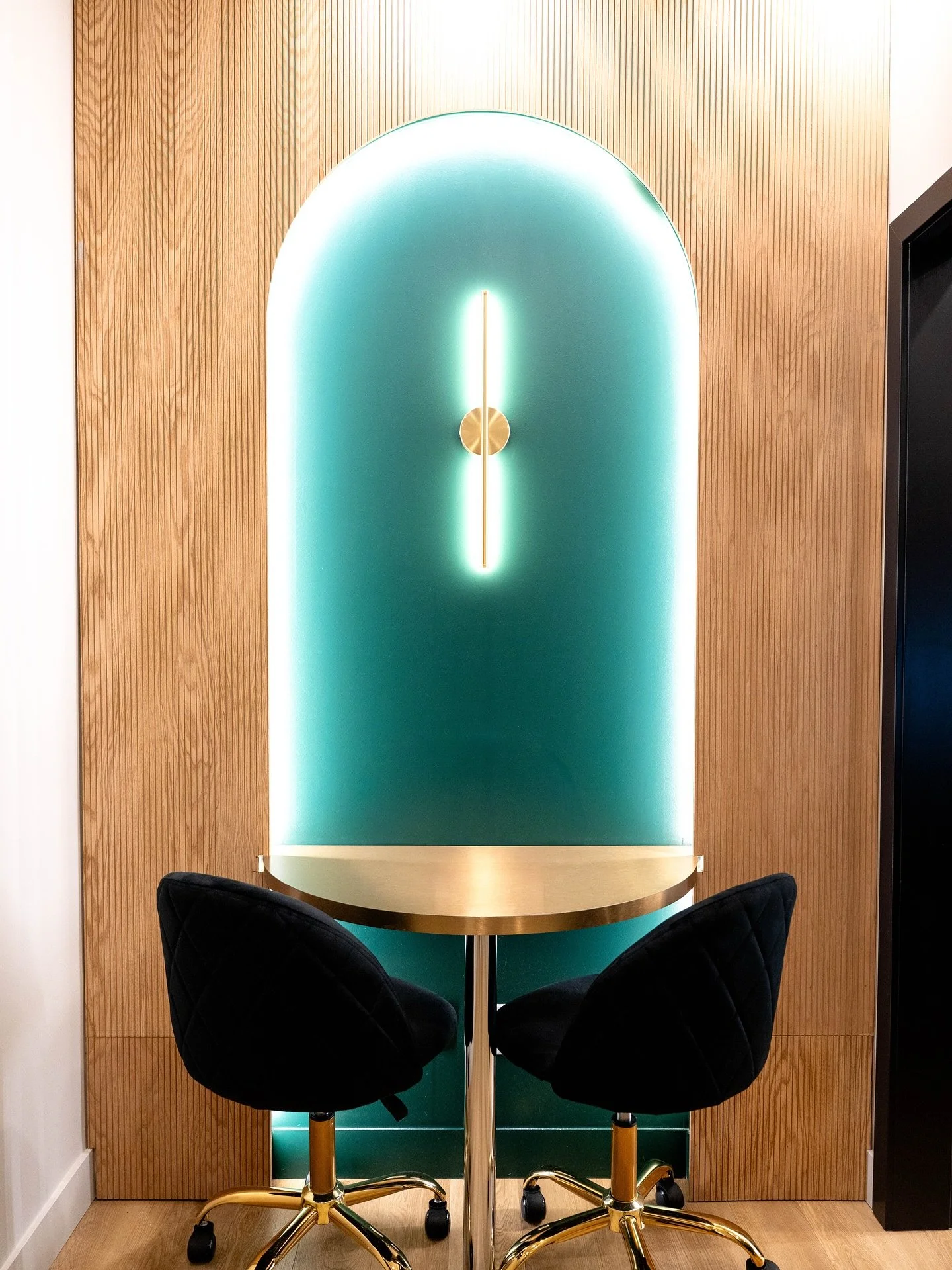 A glimpse inside our client&rsquo;s dental office @ddentaloffice in Montreal ,  a modern and welcoming space that reflects professionalism and comfort. 

We love capturing spaces that highlight the warm and inviting atmosphere our clients create for 