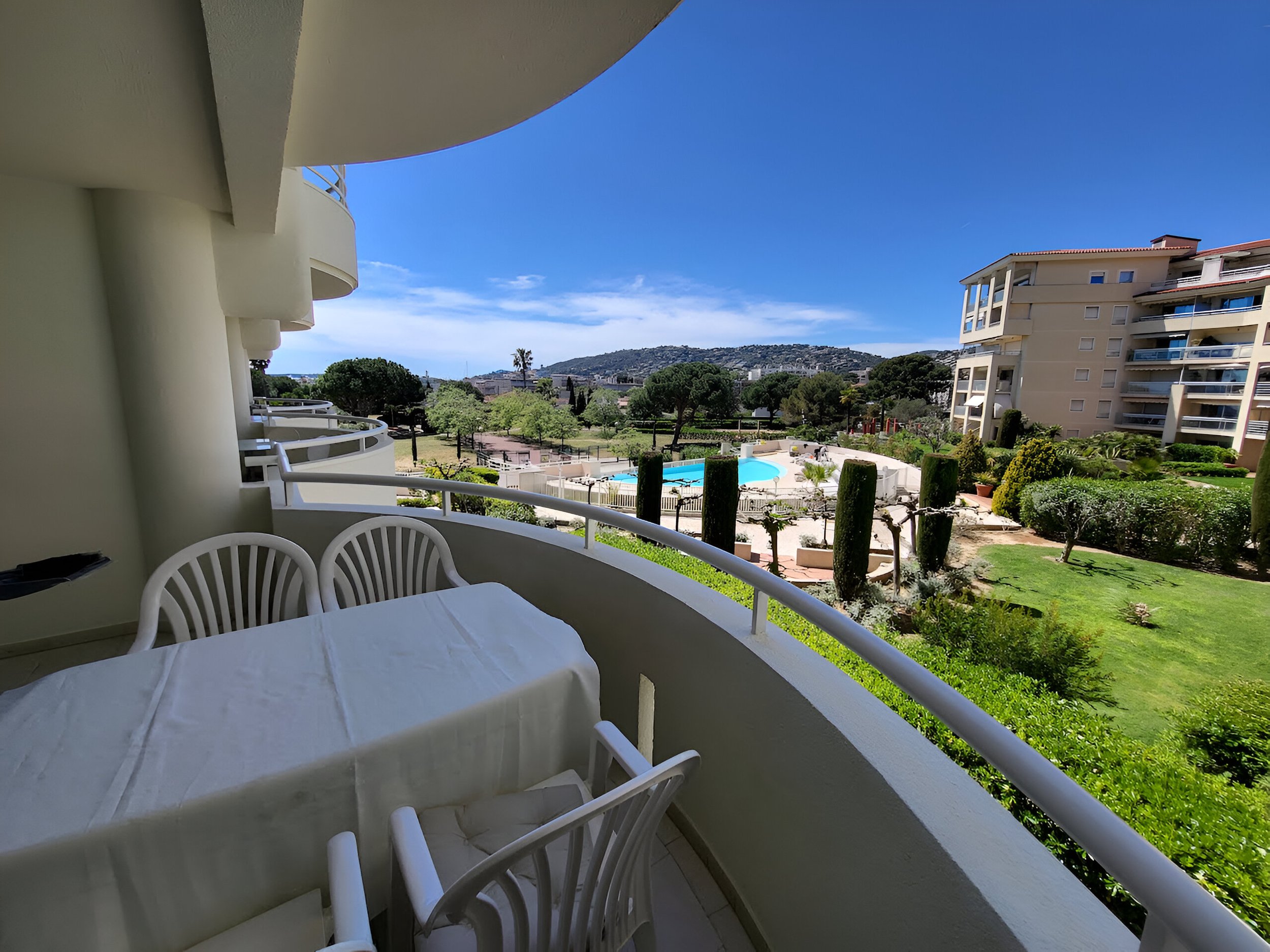 Location vacances Juan les Pins, appartement 2 pièces Juan les Pins, accès direct plage, piscine, classé 3 étoiles, climatisation, parking privé, wifi, balcon, coucher de soleil, Côte d'Azur.