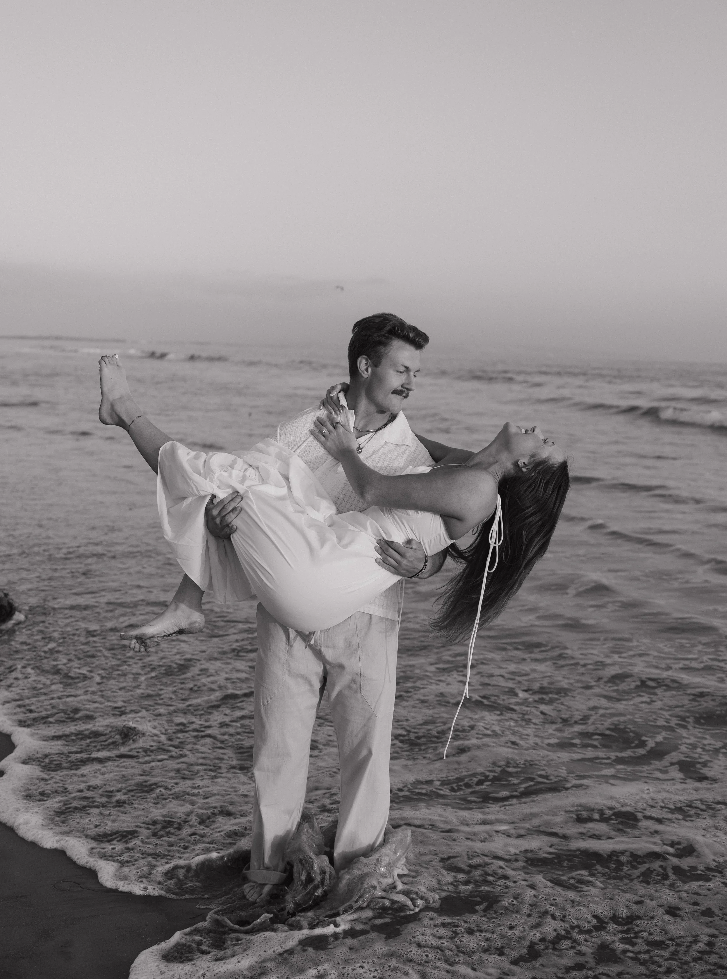 We're absolutely loving these summertime beach sunset engagement sessions lately 🌅💍