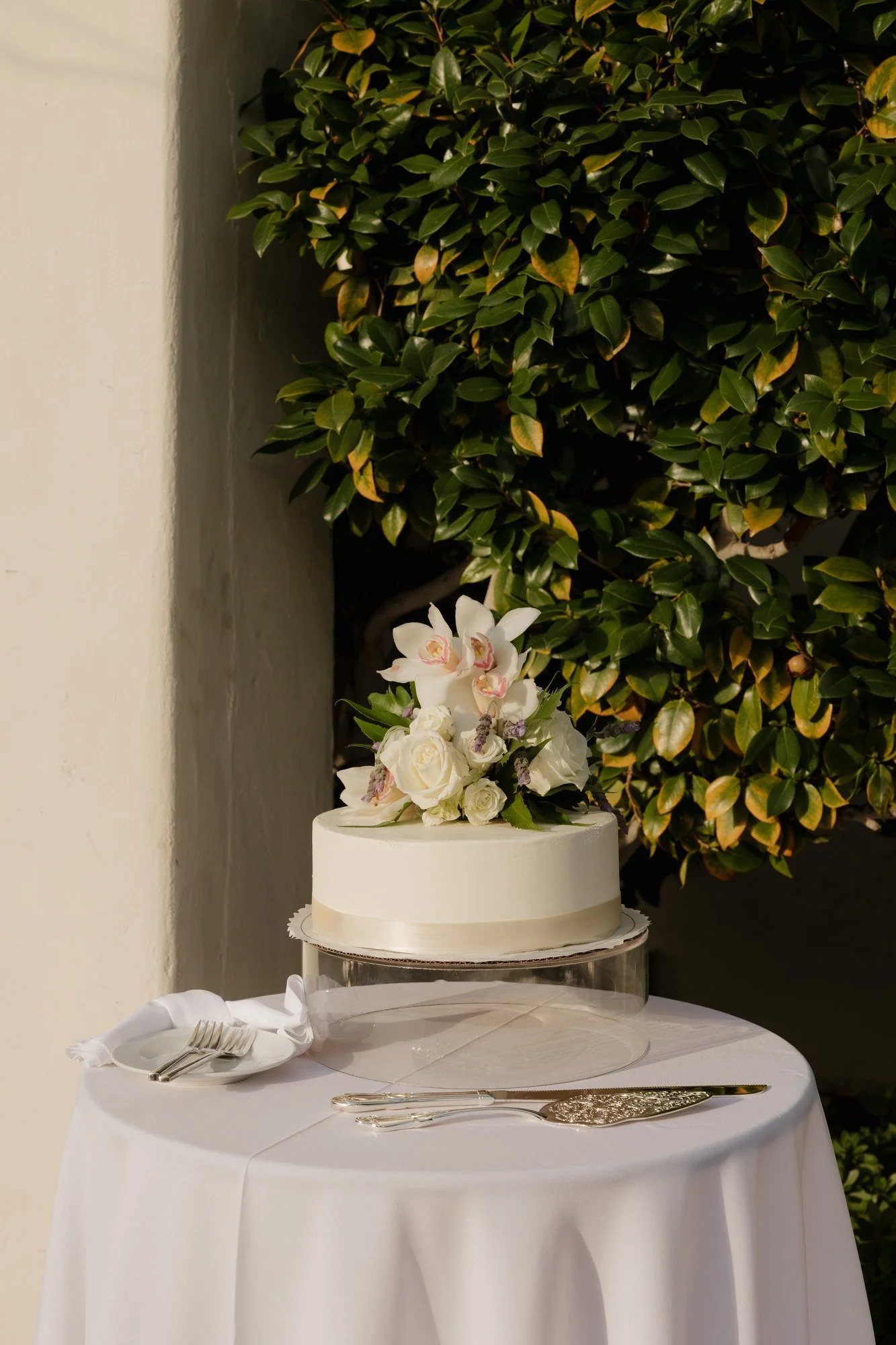 Single-tier white wedding cake with orchids by Extraordinary Desserts