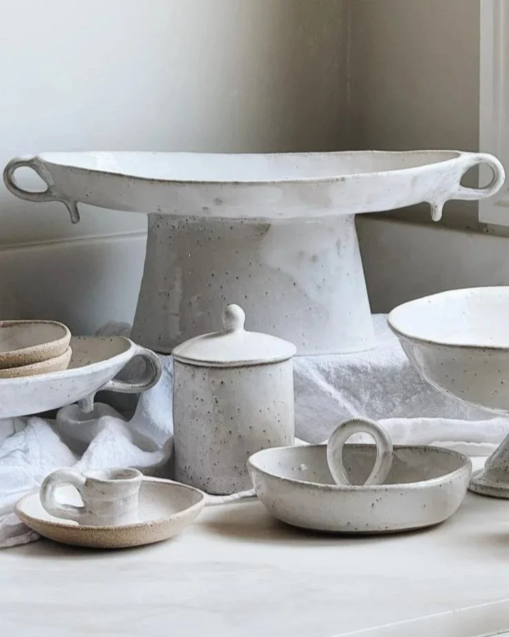 The Rome XL Oval Pedestal Serving Platter by Melissa Lellouche is a handcrafted ceramic centrepiece with a raw natural glaze. Perfect for serving, entertaining, or elegant display.