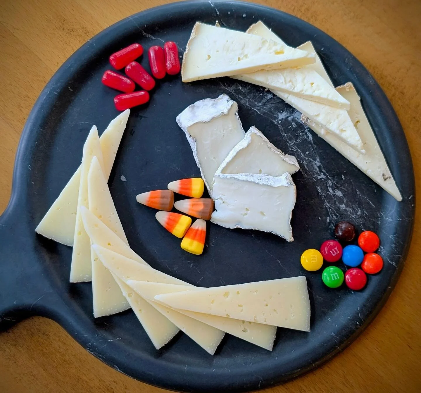 🎃 For Halloween week, we’ve curated a dine-in & carry out Cheese & Candy board to show you how that leftover Halloween candy can be the perfect unexpected addition to your cheese boards! 🦇
This board features:
• @shepherdswayche