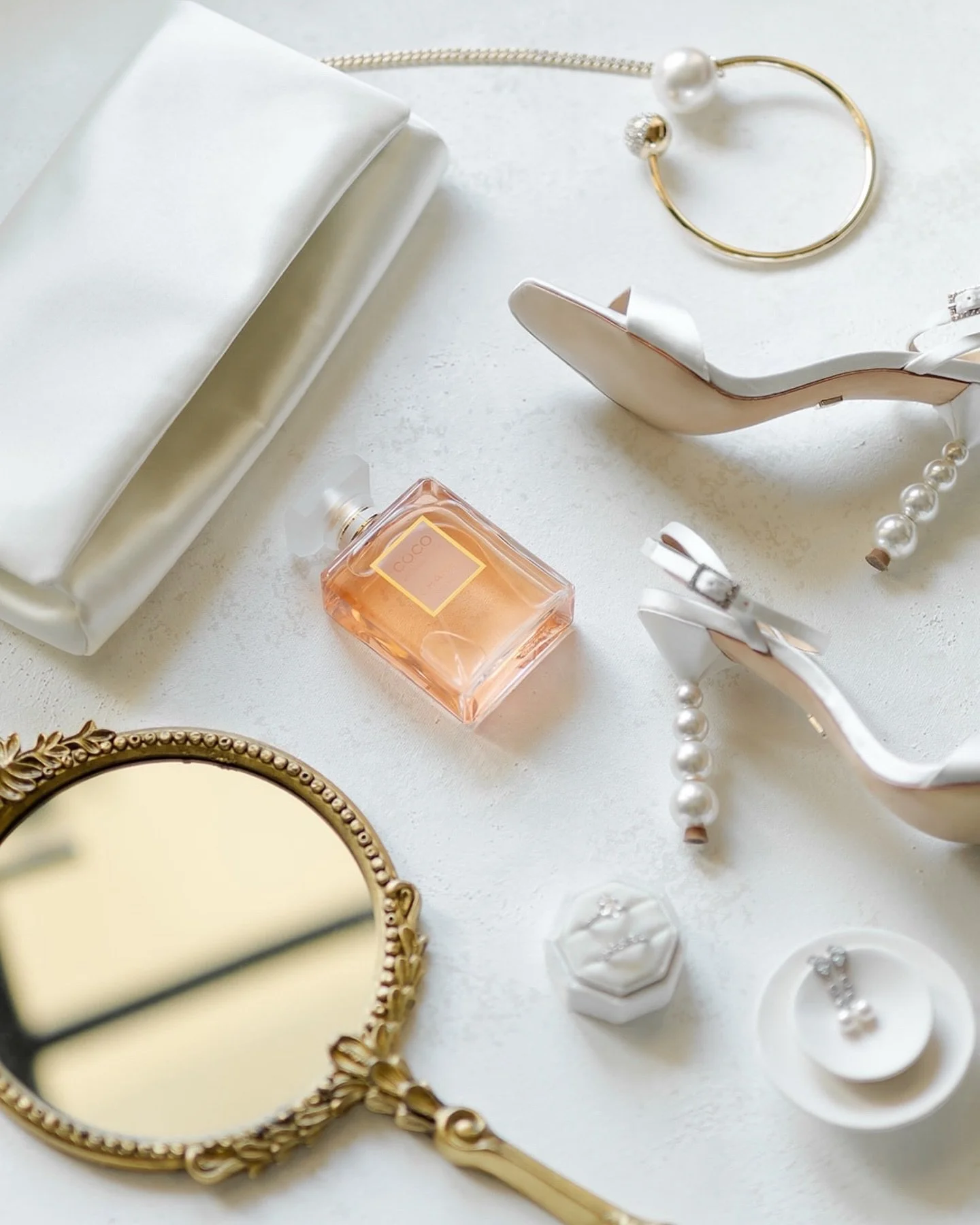 Get ready with Keelin at the beautiful @commodoreperryauberge 🤍 

Vendor team:

Photographer &bull; @peterfcafaro
Venue &bull; @commodoreperryauberge
Planner &bull; @envogueevents
Videographer &bull; @cloudcraftstudios
HMUA &bull; @mistyrockwellarti