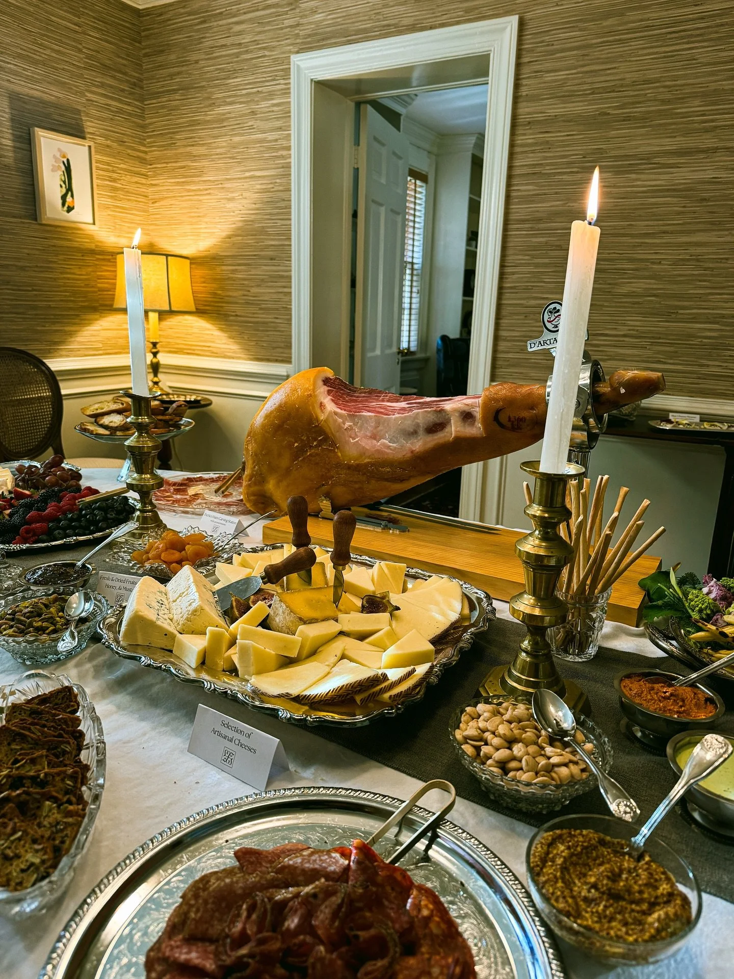 Nothing says welcome home like an Ib&eacute;rico ham carving station. We turned this housewarming into an immersive dining experience with multiple chef-led stations throughout the space &mdash; the perfect blend of flavor, motion, and celebration. 
