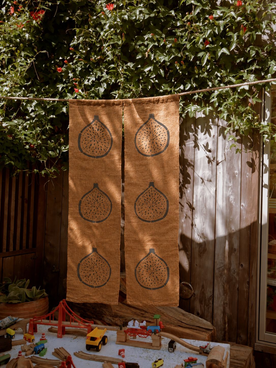Indigo Fig Noren - Dyeing Yam Plant-Dyed Ramie Curtain
