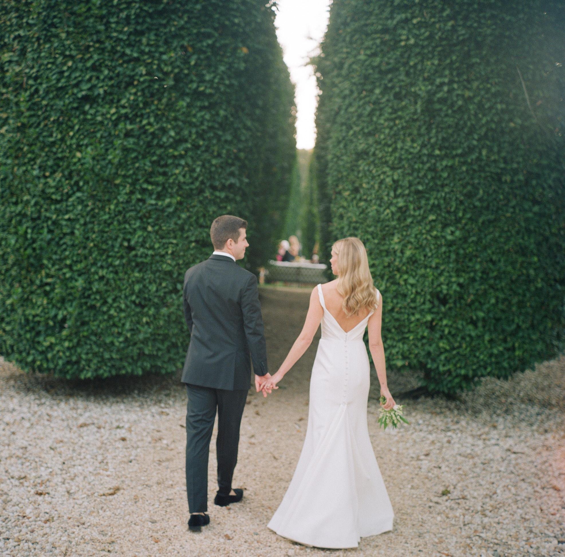 longhouse-reserve-wedding-walking-to-hedge-columns-47.jpg